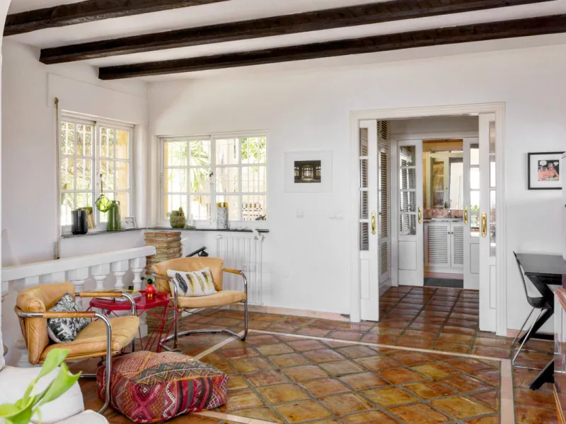 Welcome to this lovely, large villa in Torremuelle. The villa is located on a small hill with amazing views over the coastline and mountains of Benalmadena Costa. The location is just perfect, close to the sea and with excellent communication. You can rea