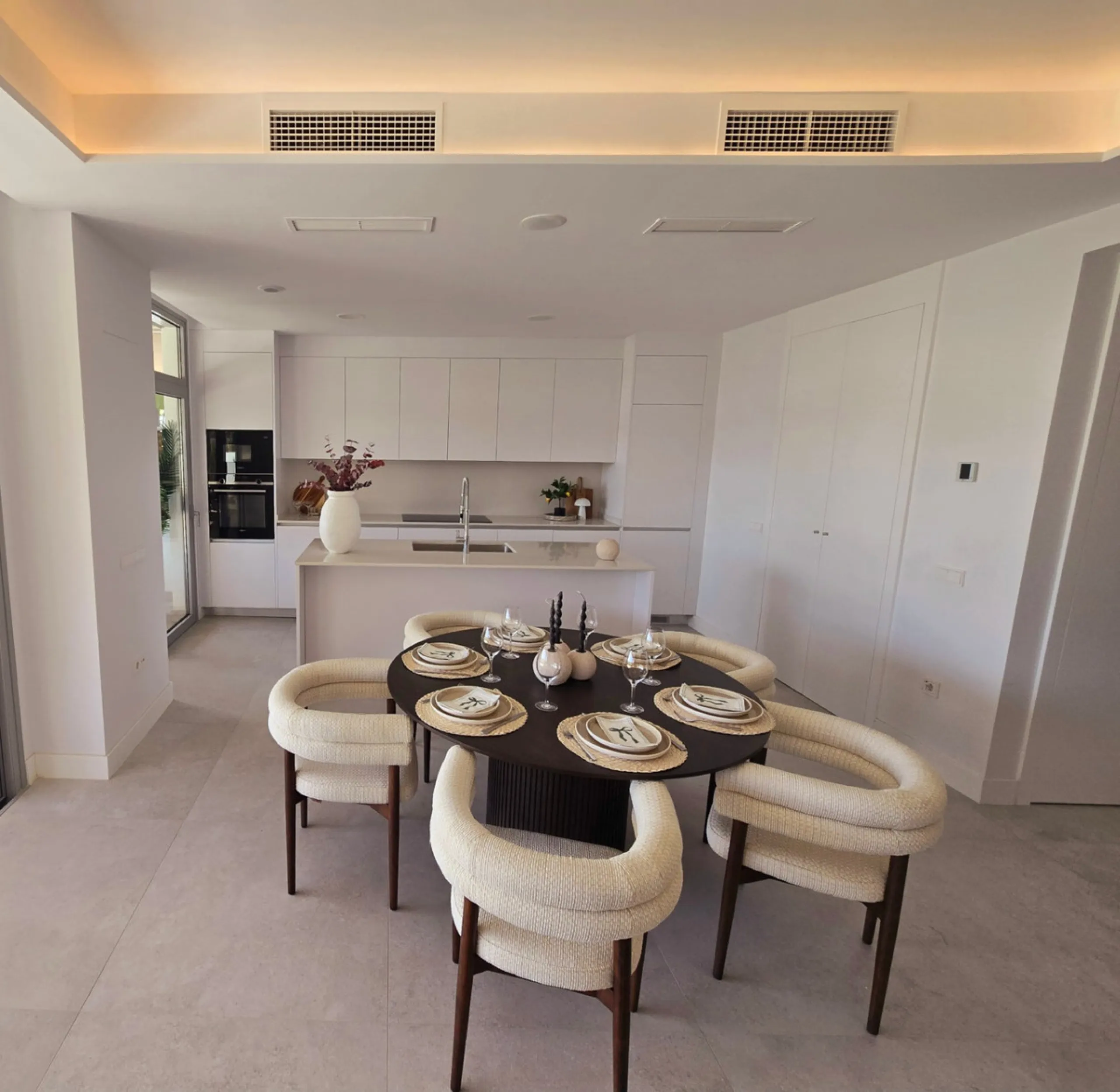 Luxury apartment located in the prestigious residential complex Santa Clara Homes, one of the most sought-after developments in Marbella. This exclusive duplex with private garden offers a unique combination of contemporary design, generous indoor and out