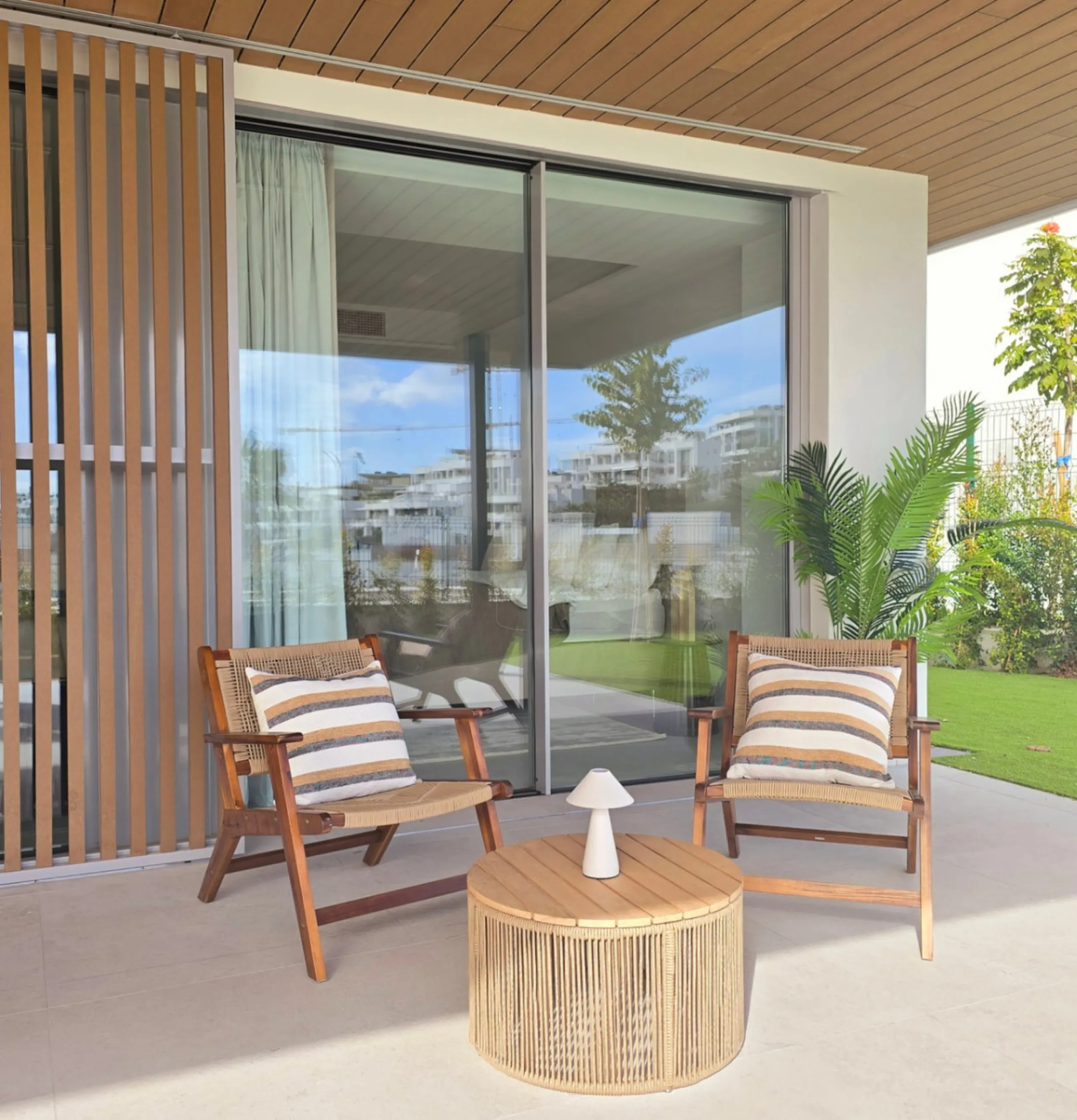 Luxury apartment located in the prestigious residential complex Santa Clara Homes, one of the most sought-after developments in Marbella. This exclusive duplex with private garden offers a unique combination of contemporary design, generous indoor and out