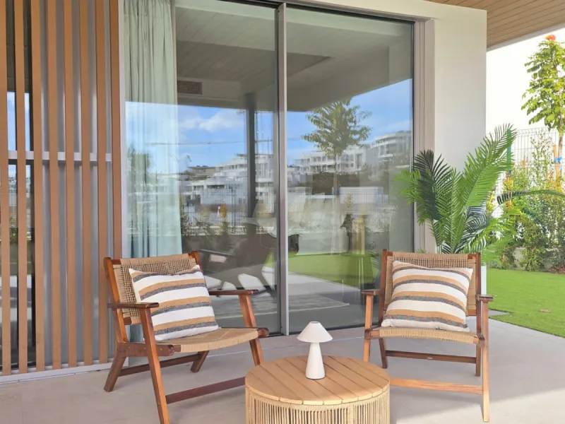 Luxury apartment located in the prestigious residential complex Santa Clara Homes, one of the most sought-after developments in Marbella. This exclusive duplex with private garden offers a unique combination of contemporary design, generous indoor and out