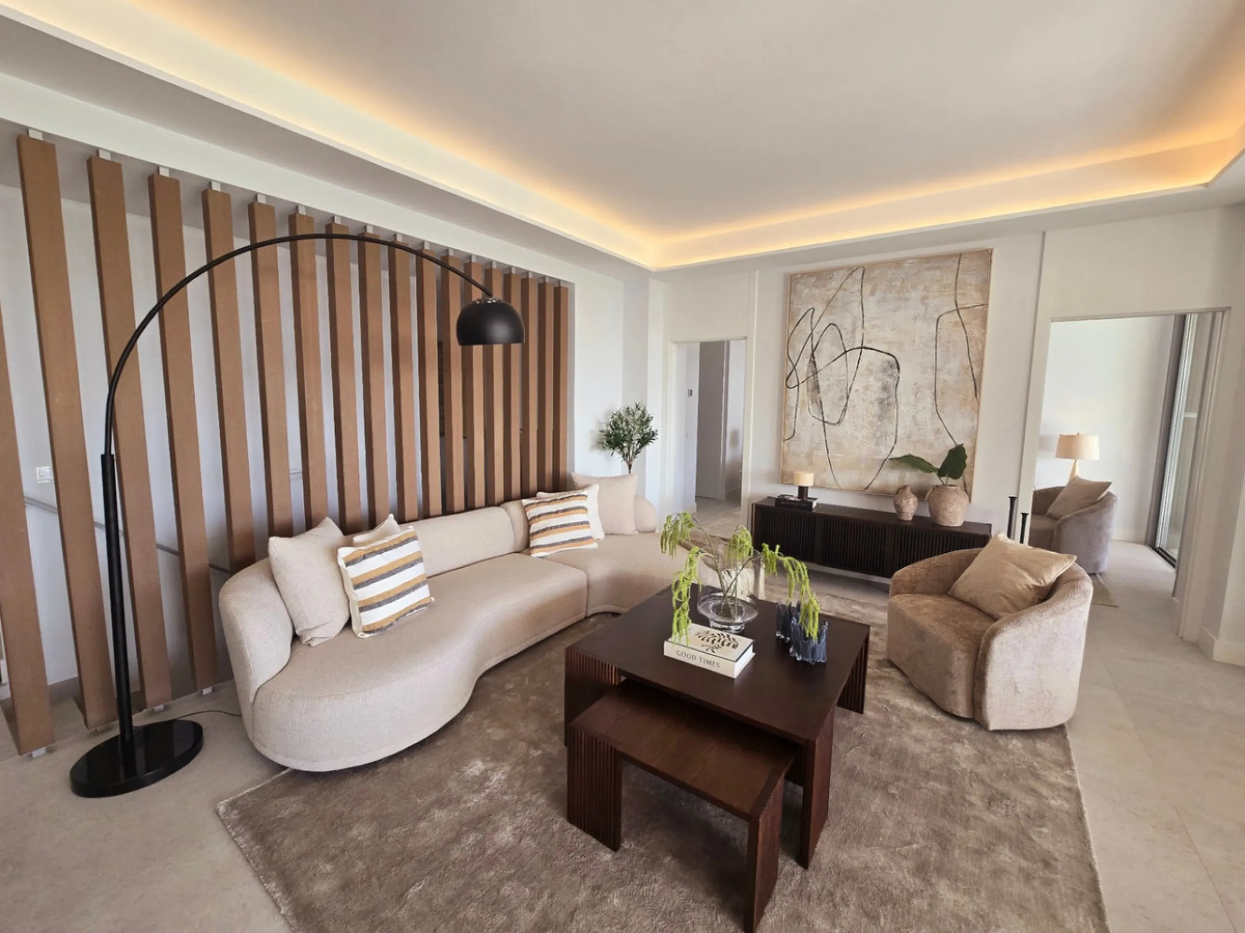 Luxury apartment located in the prestigious residential complex Santa Clara Homes, one of the most sought-after developments in Marbella. This exclusive duplex with private garden offers a unique combination of contemporary design, generous indoor and out