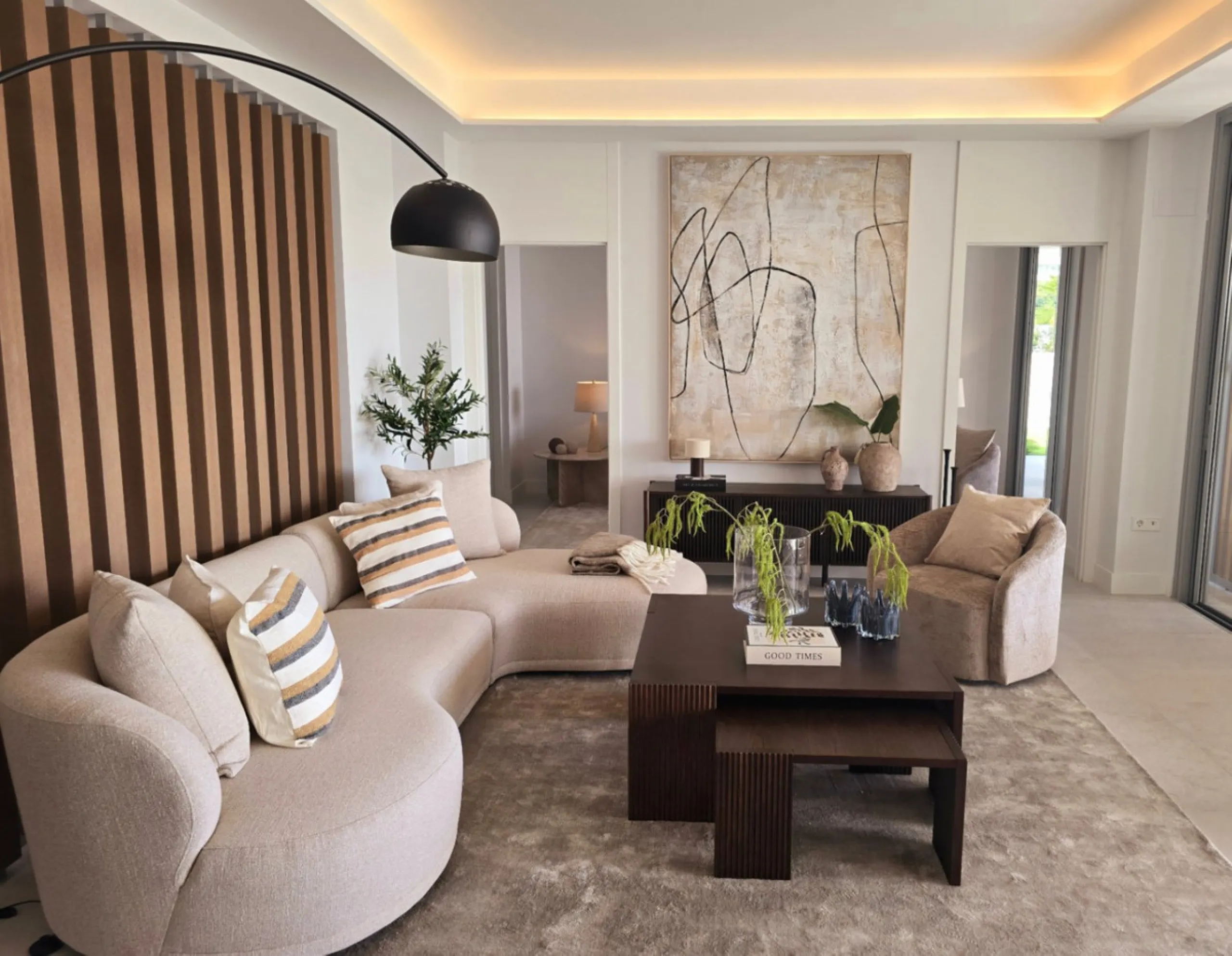Luxury apartment located in the prestigious residential complex Santa Clara Homes, one of the most sought-after developments in Marbella. This exclusive duplex with private garden offers a unique combination of contemporary design, generous indoor and out