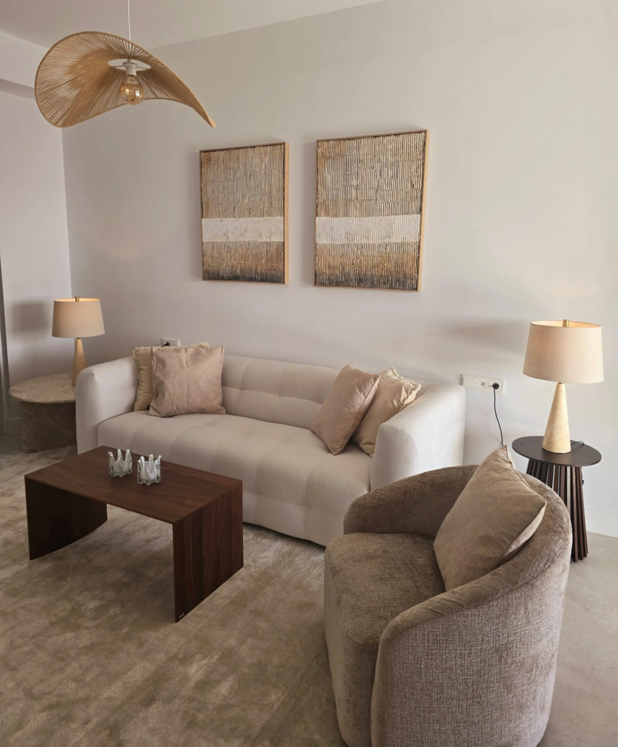 Luxury apartment located in the prestigious residential complex Santa Clara Homes, one of the most sought-after developments in Marbella. This exclusive duplex with private garden offers a unique combination of contemporary design, generous indoor and out