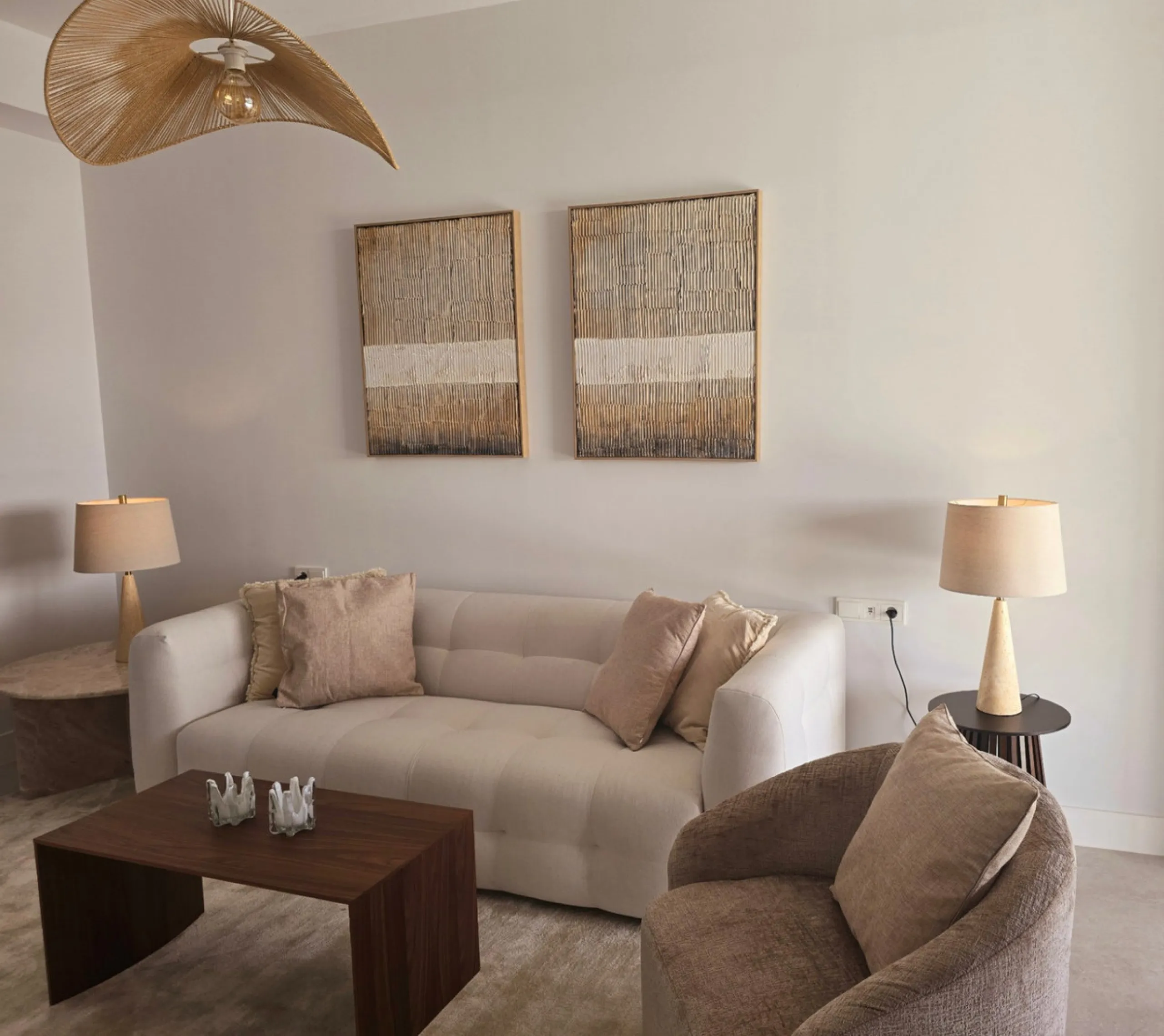 Luxury apartment located in the prestigious residential complex Santa Clara Homes, one of the most sought-after developments in Marbella. This exclusive duplex with private garden offers a unique combination of contemporary design, generous indoor and out