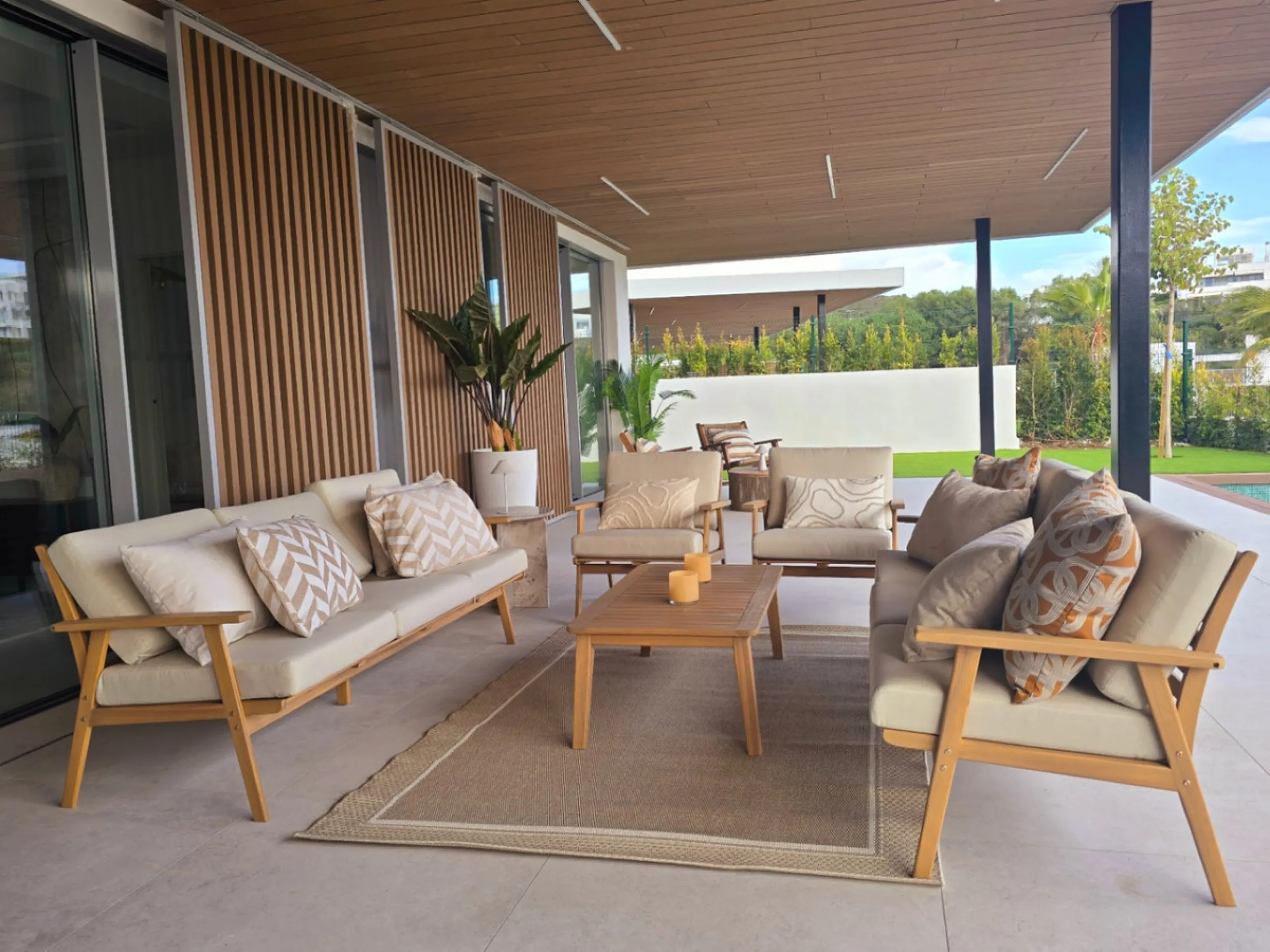 Luxury apartment located in the prestigious residential complex Santa Clara Homes, one of the most sought-after developments in Marbella. This exclusive duplex with private garden offers a unique combination of contemporary design, generous indoor and out