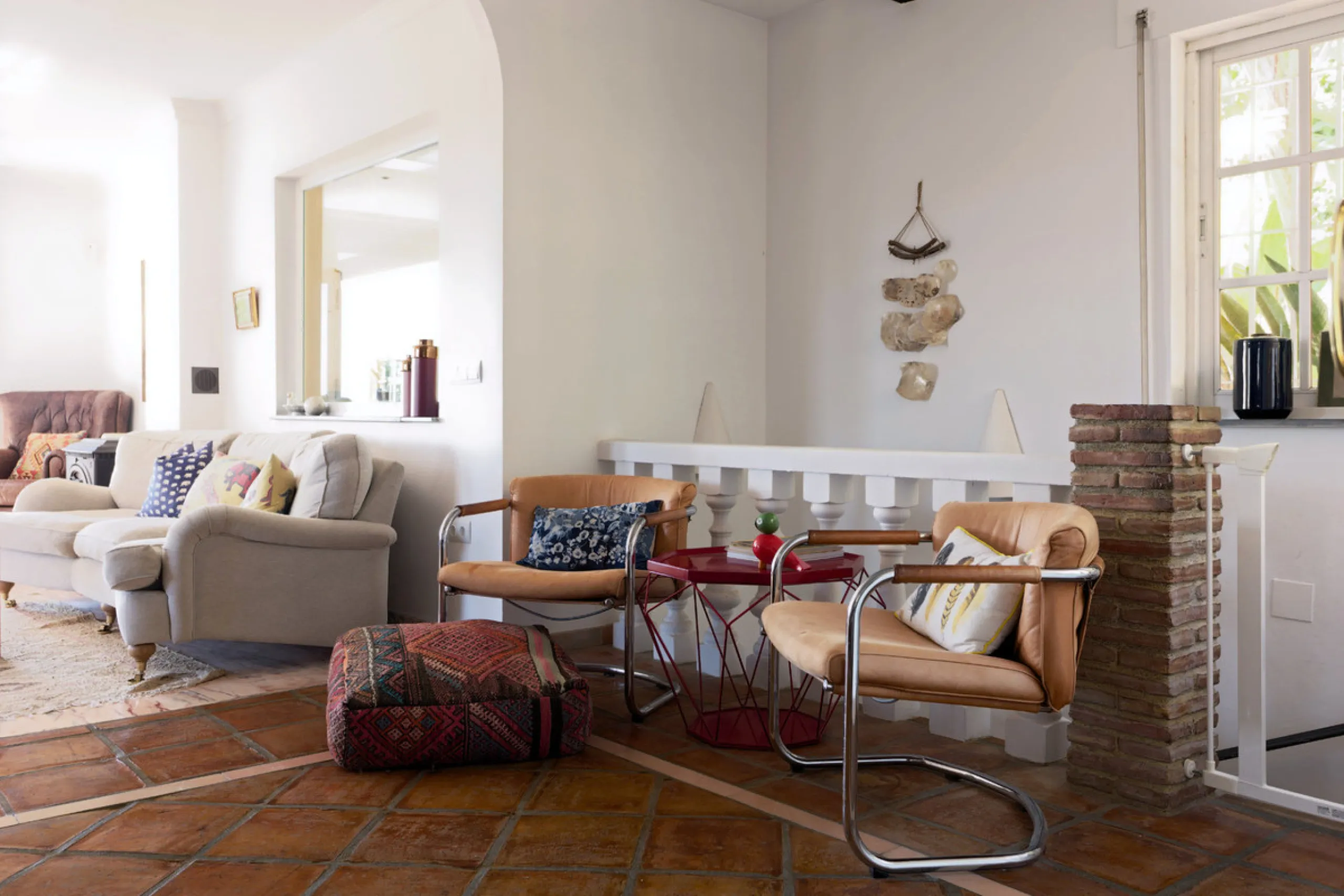 Welcome to this lovely, large villa in Torremuelle. The villa is located on a small hill with amazing views over the coastline and mountains of Benalmadena Costa. The location is just perfect, close to the sea and with excellent communication. You can rea