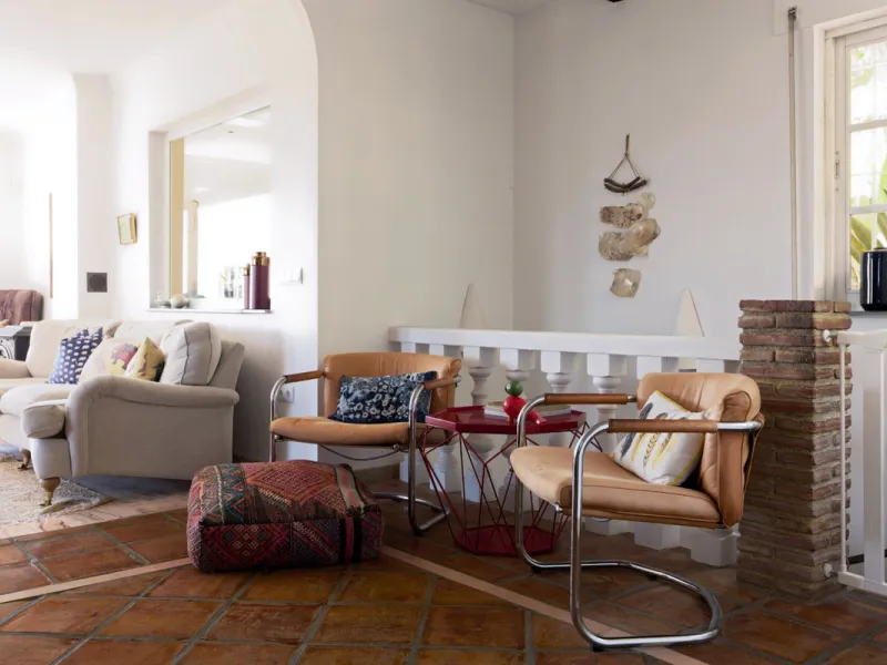 Welcome to this lovely, large villa in Torremuelle. The villa is located on a small hill with amazing views over the coastline and mountains of Benalmadena Costa. The location is just perfect, close to the sea and with excellent communication. You can rea
