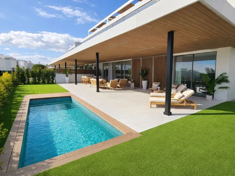 Luxury apartment located in the prestigious residential complex Santa Clara Homes, one of the most sought-after developments in Marbella. This exclusive duplex with private garden offers a unique combination of contemporary design, generous indoor and out