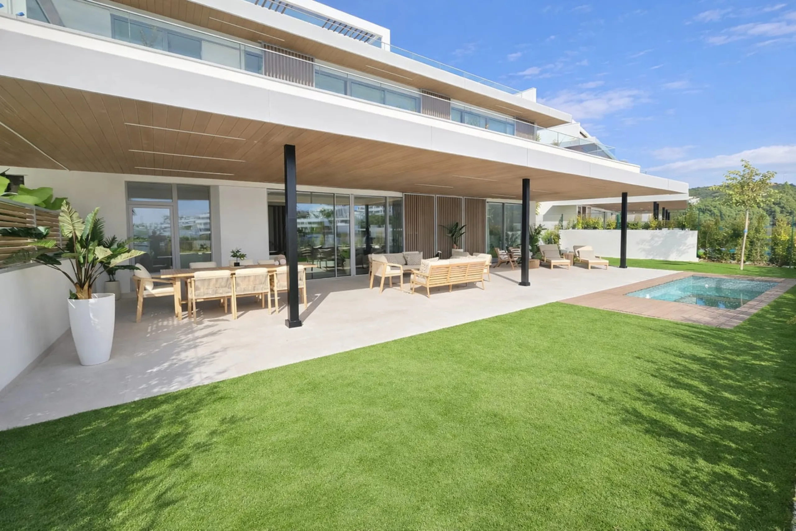 Luxury apartment located in the prestigious residential complex Santa Clara Homes, one of the most sought-after developments in Marbella. This exclusive duplex with private garden offers a unique combination of contemporary design, generous indoor and out