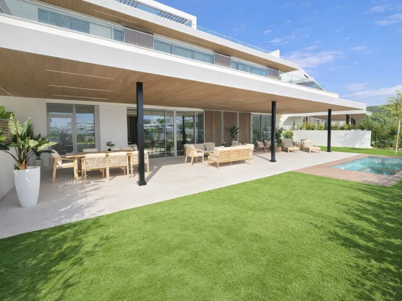 Luxury apartment located in the prestigious residential complex Santa Clara Homes, one of the most sought-after developments in Marbella. This exclusive duplex with private garden offers a unique combination of contemporary design, generous indoor and out