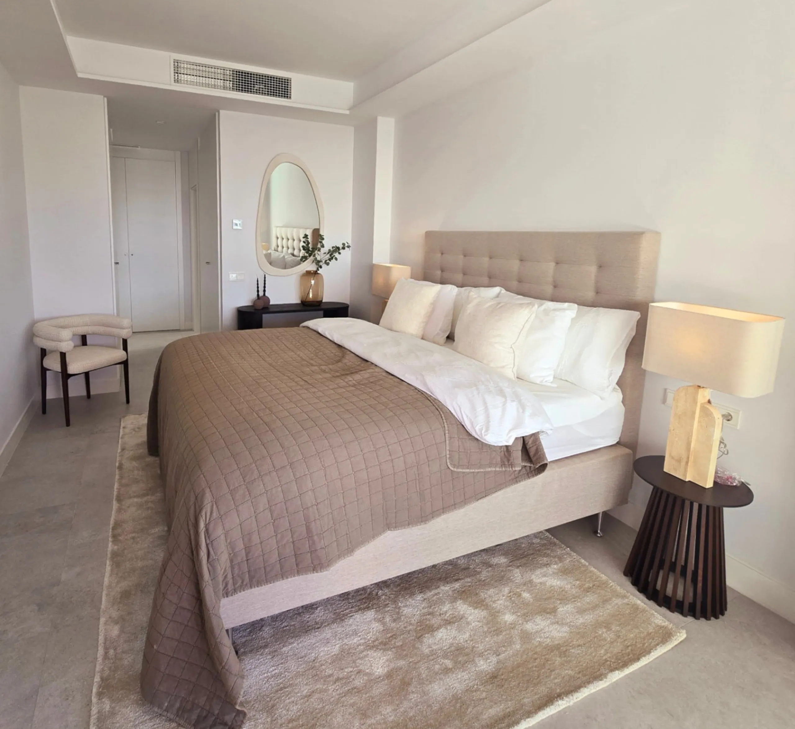 Luxury apartment located in the prestigious residential complex Santa Clara Homes, one of the most sought-after developments in Marbella. This exclusive duplex with private garden offers a unique combination of contemporary design, generous indoor and out