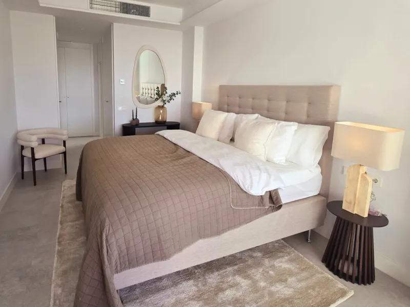 Luxury apartment located in the prestigious residential complex Santa Clara Homes, one of the most sought-after developments in Marbella. This exclusive duplex with private garden offers a unique combination of contemporary design, generous indoor and out