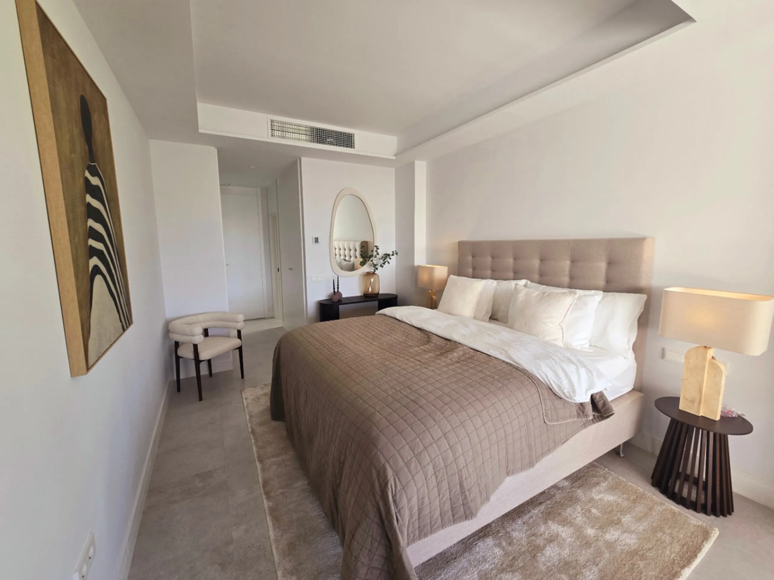 Luxury apartment located in the prestigious residential complex Santa Clara Homes, one of the most sought-after developments in Marbella. This exclusive duplex with private garden offers a unique combination of contemporary design, generous indoor and out