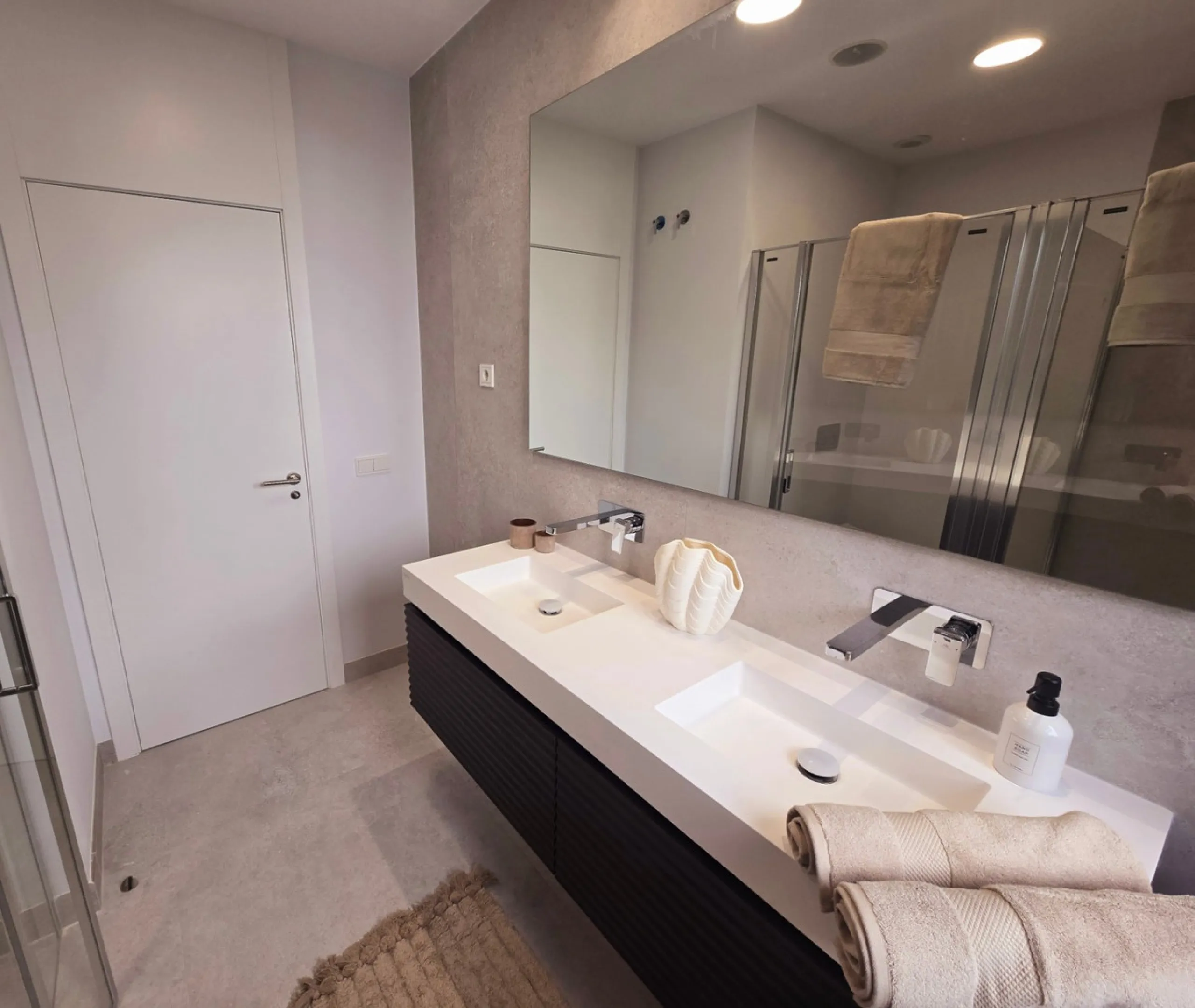 Luxury apartment located in the prestigious residential complex Santa Clara Homes, one of the most sought-after developments in Marbella. This exclusive duplex with private garden offers a unique combination of contemporary design, generous indoor and out