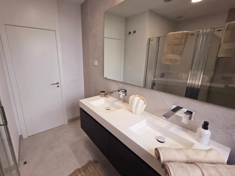 Luxury apartment located in the prestigious residential complex Santa Clara Homes, one of the most sought-after developments in Marbella. This exclusive duplex with private garden offers a unique combination of contemporary design, generous indoor and out