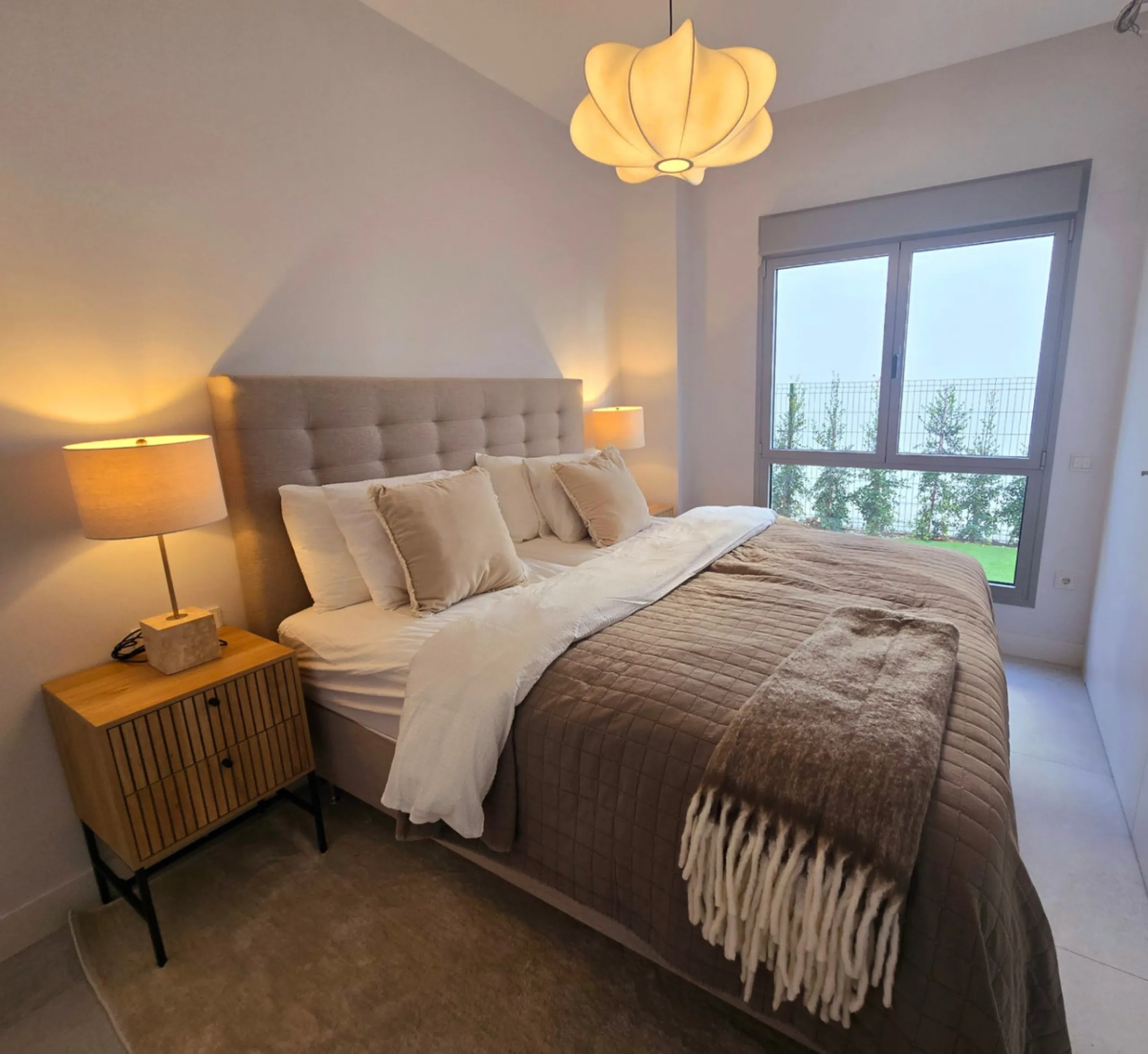 Luxury apartment located in the prestigious residential complex Santa Clara Homes, one of the most sought-after developments in Marbella. This exclusive duplex with private garden offers a unique combination of contemporary design, generous indoor and out
