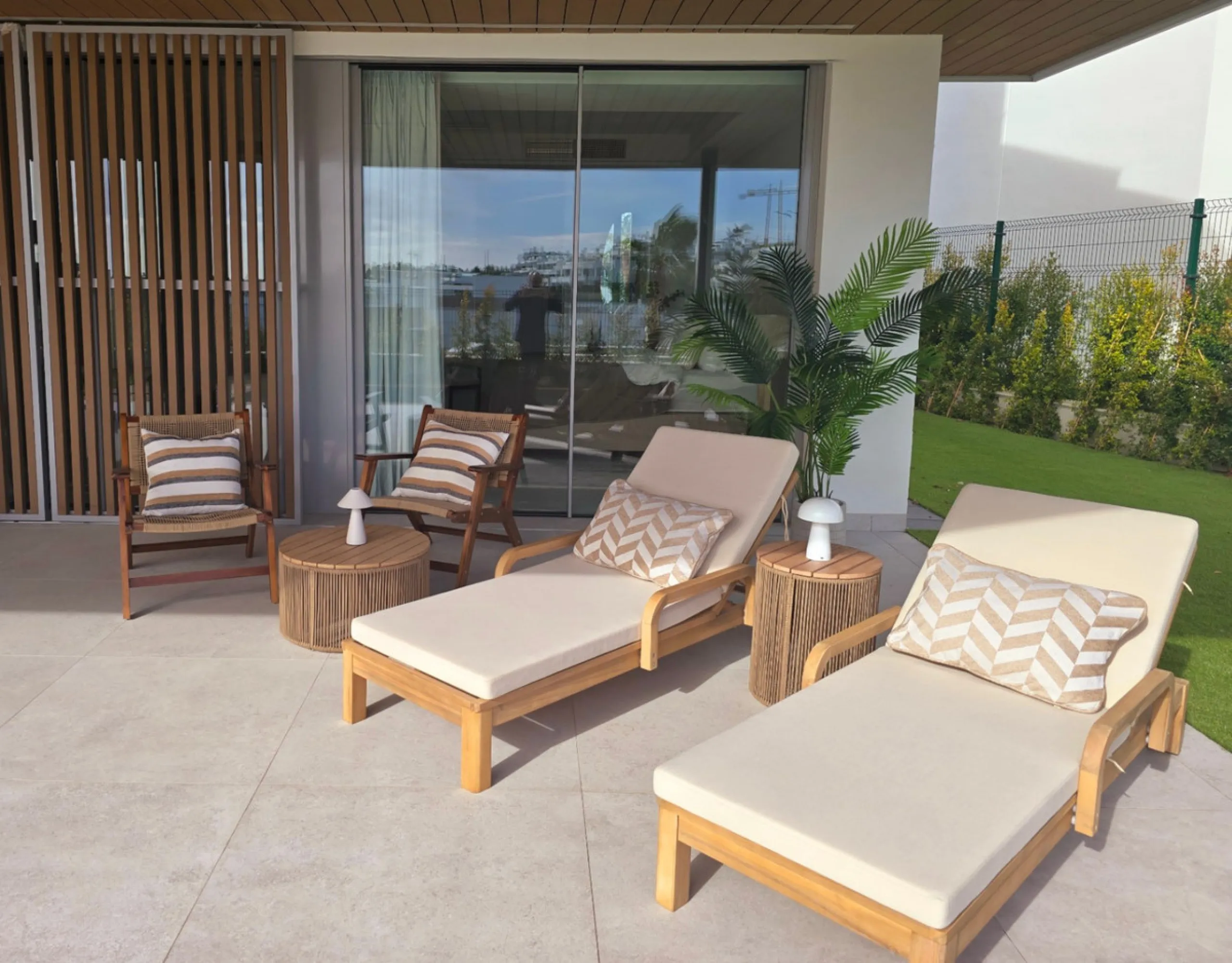 Luxury apartment located in the prestigious residential complex Santa Clara Homes, one of the most sought-after developments in Marbella. This exclusive duplex with private garden offers a unique combination of contemporary design, generous indoor and out