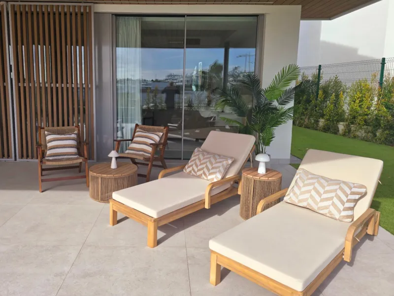 Luxury apartment located in the prestigious residential complex Santa Clara Homes, one of the most sought-after developments in Marbella. This exclusive duplex with private garden offers a unique combination of contemporary design, generous indoor and out