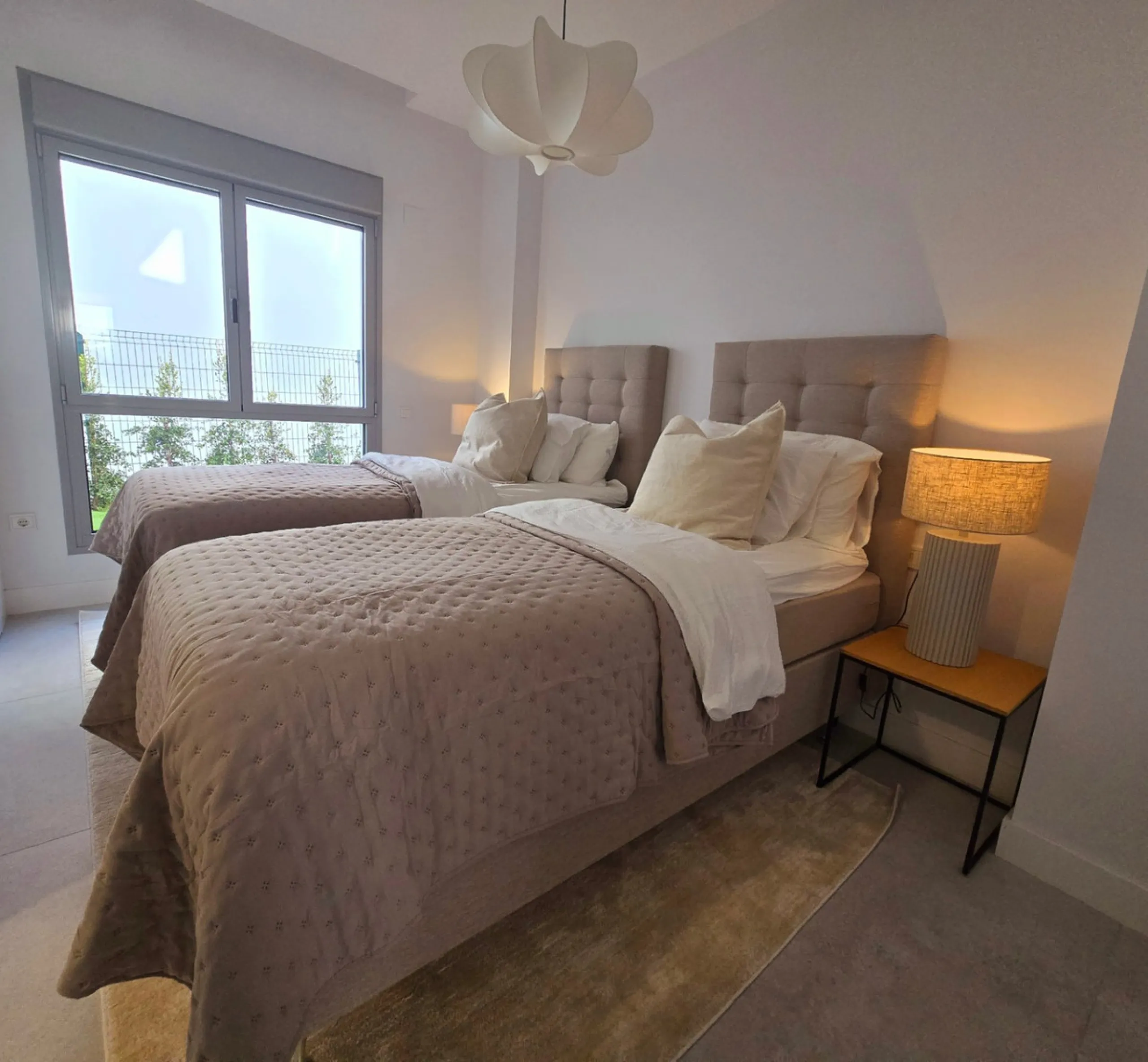 Luxury apartment located in the prestigious residential complex Santa Clara Homes, one of the most sought-after developments in Marbella. This exclusive duplex with private garden offers a unique combination of contemporary design, generous indoor and out