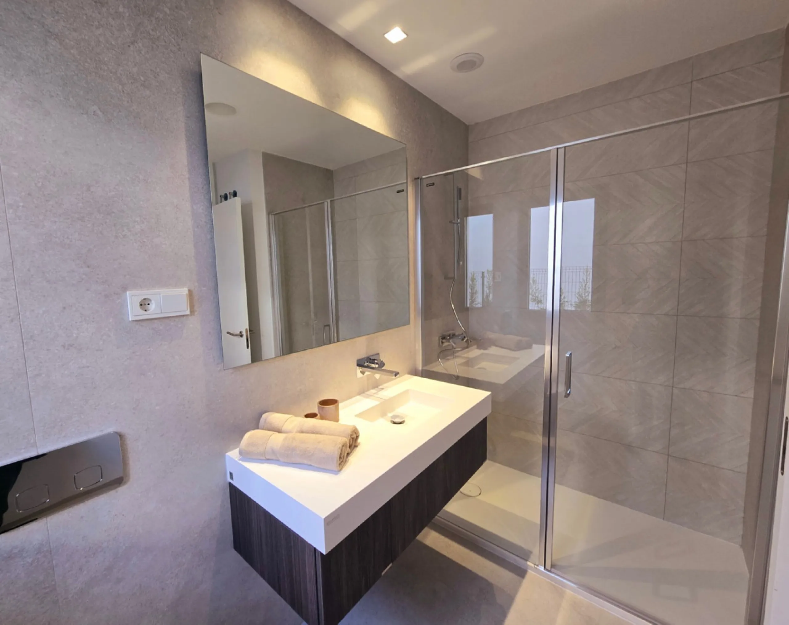Luxury apartment located in the prestigious residential complex Santa Clara Homes, one of the most sought-after developments in Marbella. This exclusive duplex with private garden offers a unique combination of contemporary design, generous indoor and out