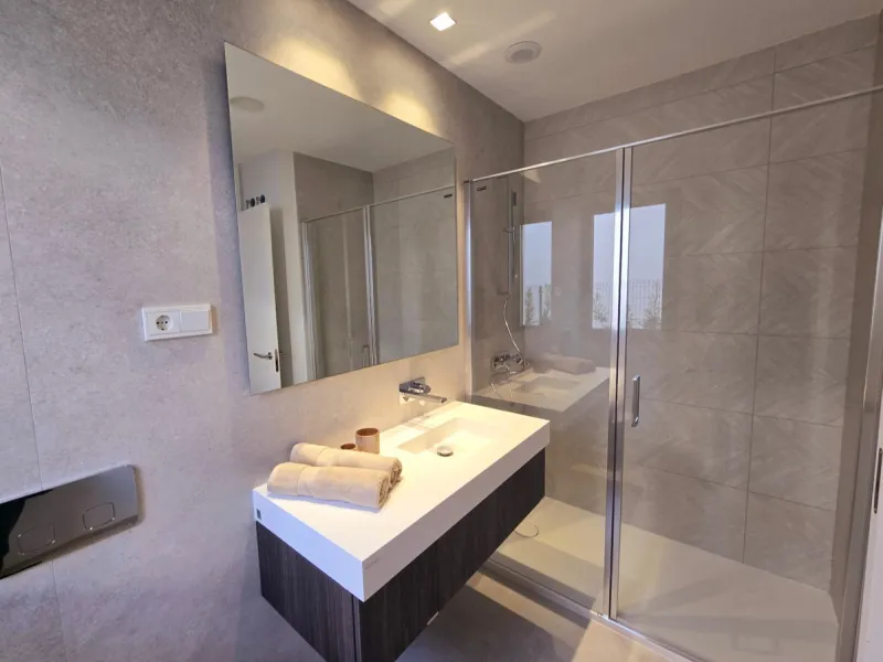 Luxury apartment located in the prestigious residential complex Santa Clara Homes, one of the most sought-after developments in Marbella. This exclusive duplex with private garden offers a unique combination of contemporary design, generous indoor and out