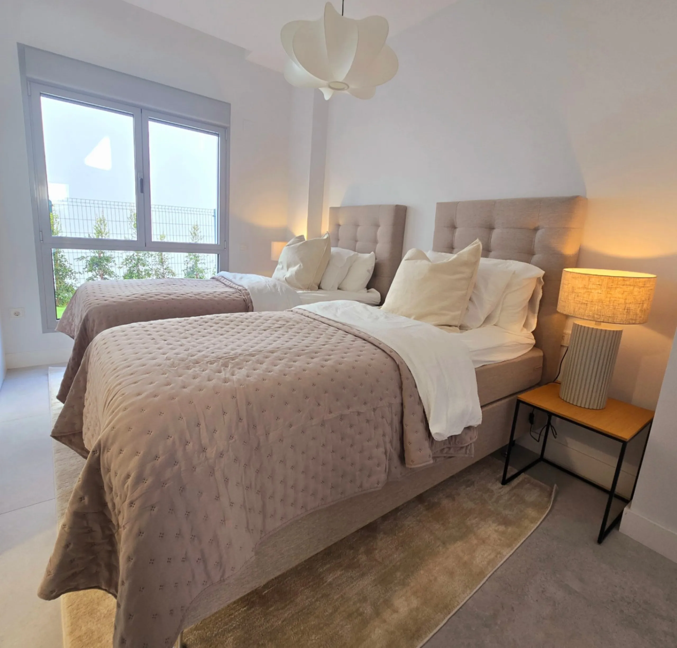 Luxury apartment located in the prestigious residential complex Santa Clara Homes, one of the most sought-after developments in Marbella. This exclusive duplex with private garden offers a unique combination of contemporary design, generous indoor and out