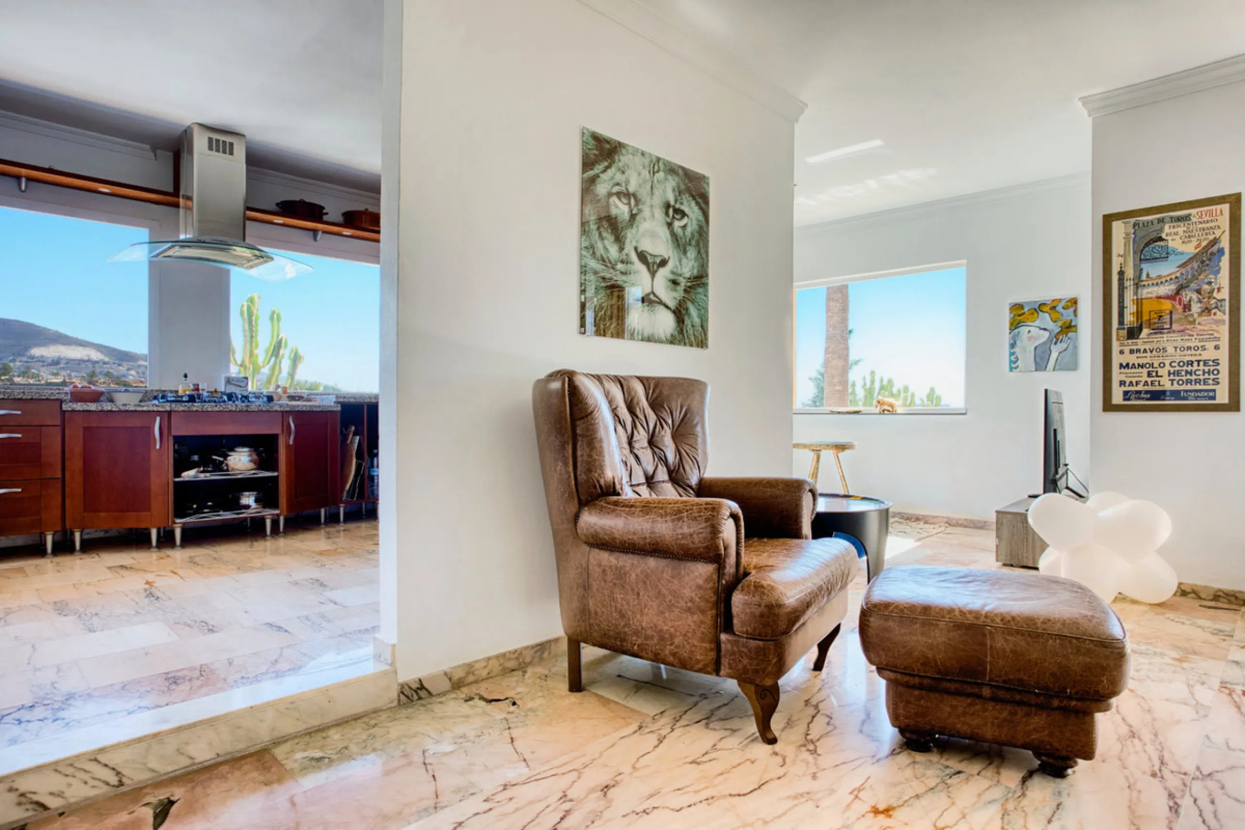 Welcome to this lovely, large villa in Torremuelle. The villa is located on a small hill with amazing views over the coastline and mountains of Benalmadena Costa. The location is just perfect, close to the sea and with excellent communication. You can rea