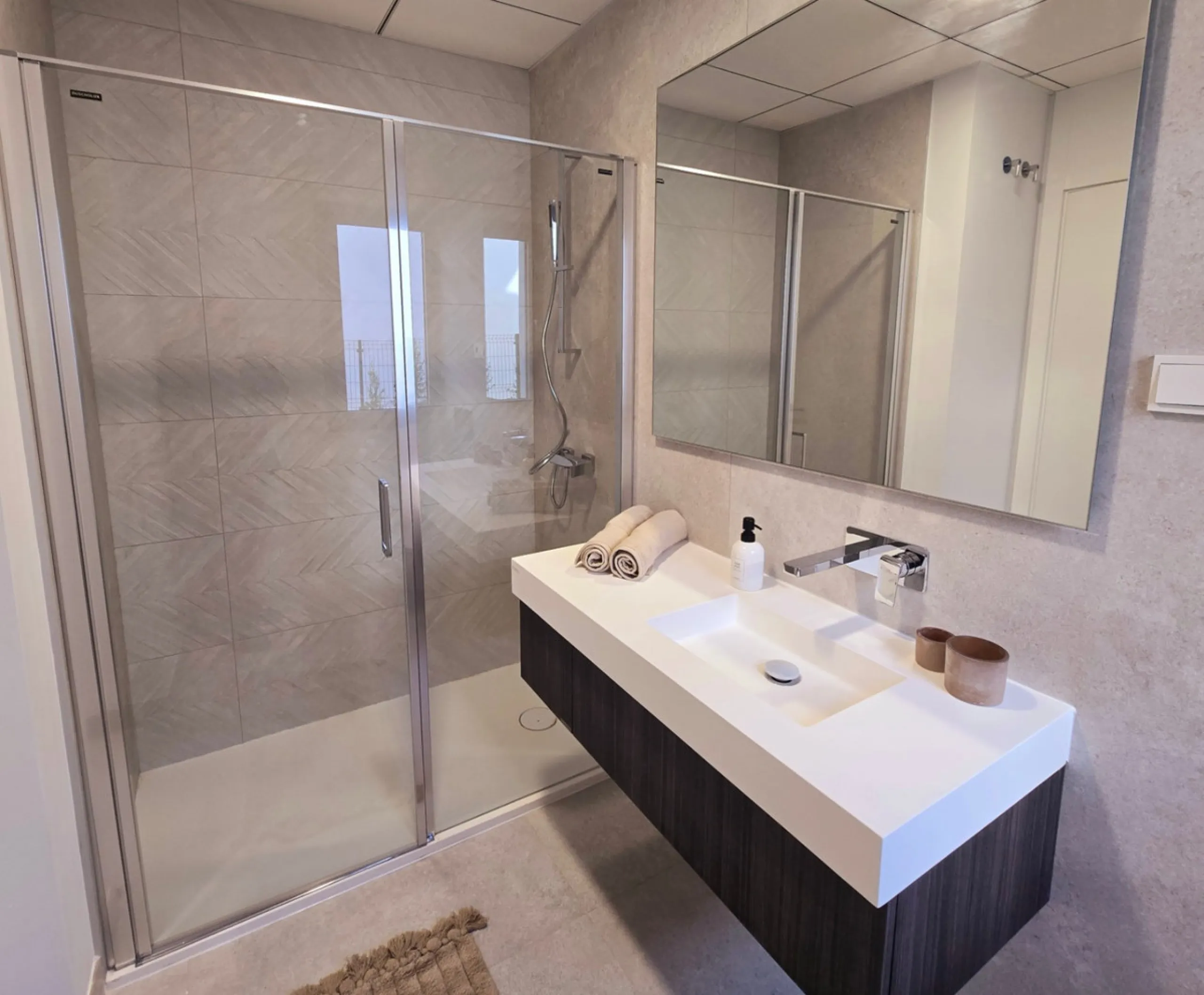 Luxury apartment located in the prestigious residential complex Santa Clara Homes, one of the most sought-after developments in Marbella. This exclusive duplex with private garden offers a unique combination of contemporary design, generous indoor and out