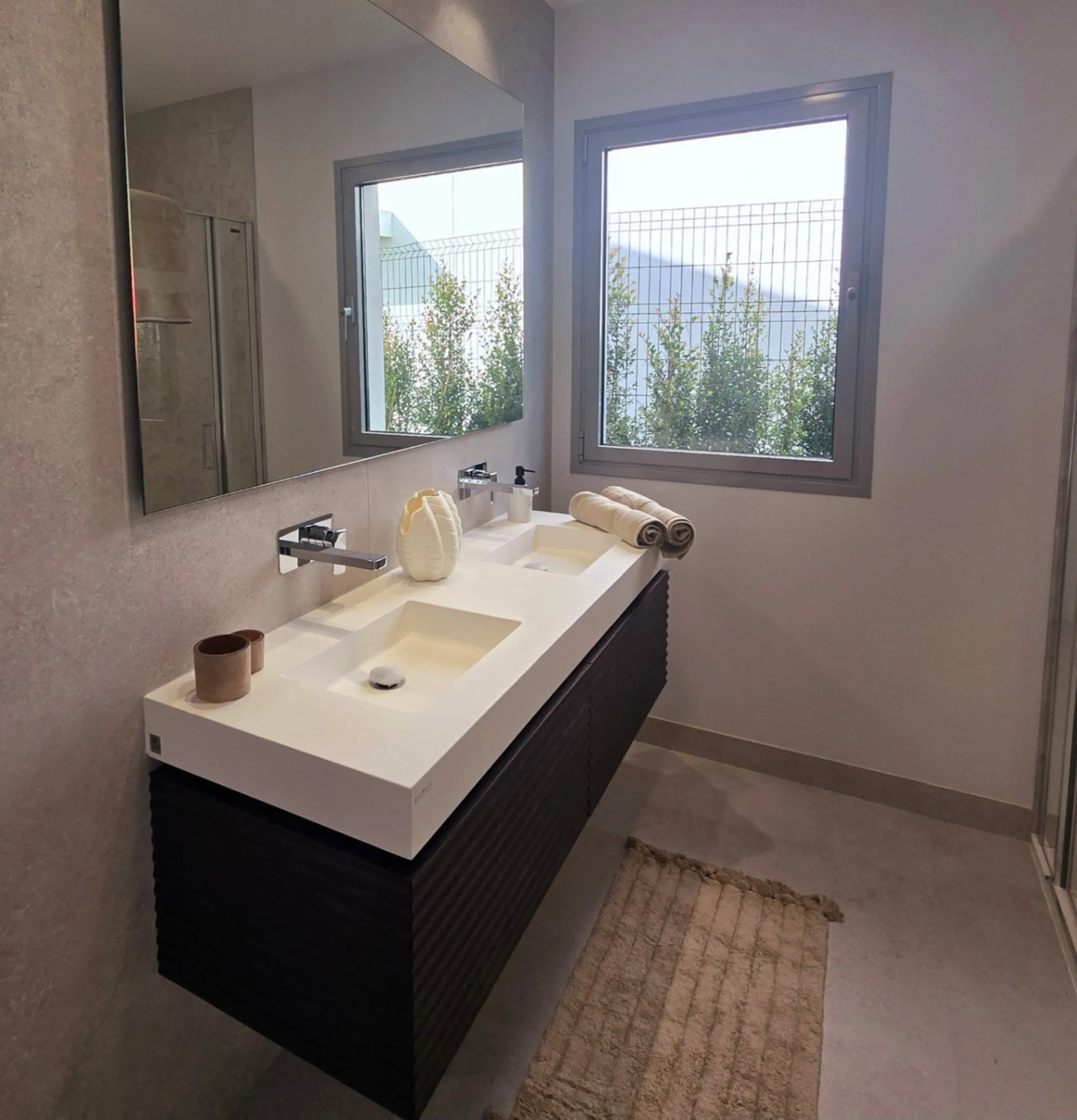 Luxury apartment located in the prestigious residential complex Santa Clara Homes, one of the most sought-after developments in Marbella. This exclusive duplex with private garden offers a unique combination of contemporary design, generous indoor and out