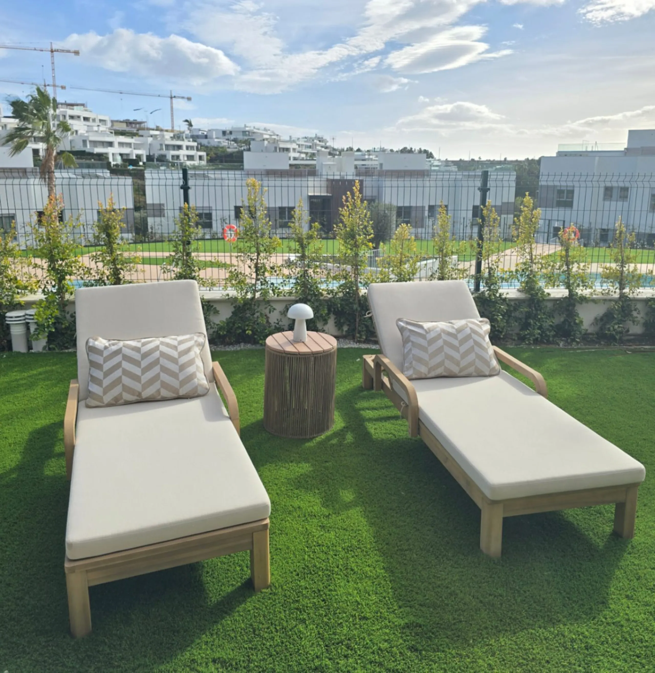 Luxury apartment located in the prestigious residential complex Santa Clara Homes, one of the most sought-after developments in Marbella. This exclusive duplex with private garden offers a unique combination of contemporary design, generous indoor and out