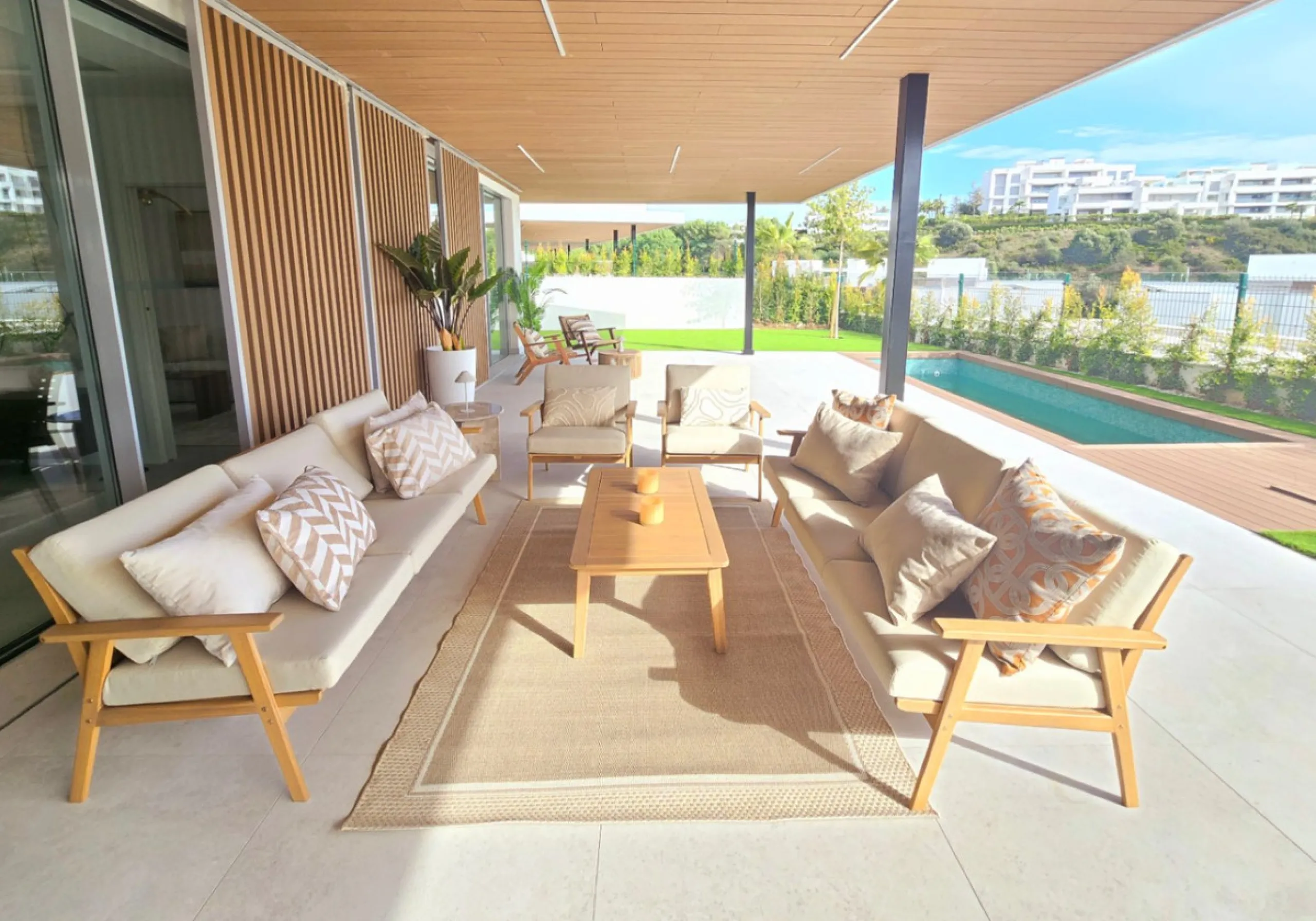 Luxury apartment located in the prestigious residential complex Santa Clara Homes, one of the most sought-after developments in Marbella. This exclusive duplex with private garden offers a unique combination of contemporary design, generous indoor and out