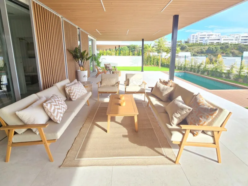 Luxury apartment located in the prestigious residential complex Santa Clara Homes, one of the most sought-after developments in Marbella. This exclusive duplex with private garden offers a unique combination of contemporary design, generous indoor and out