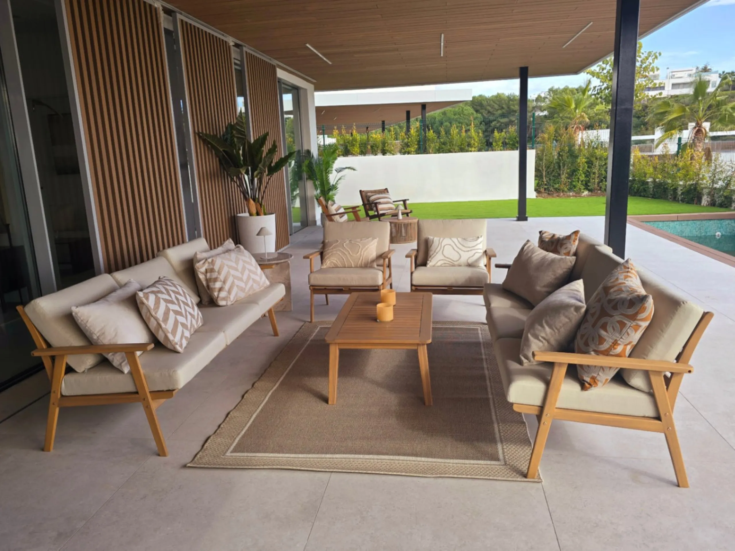 Luxury apartment located in the prestigious residential complex Santa Clara Homes, one of the most sought-after developments in Marbella. This exclusive duplex with private garden offers a unique combination of contemporary design, generous indoor and out