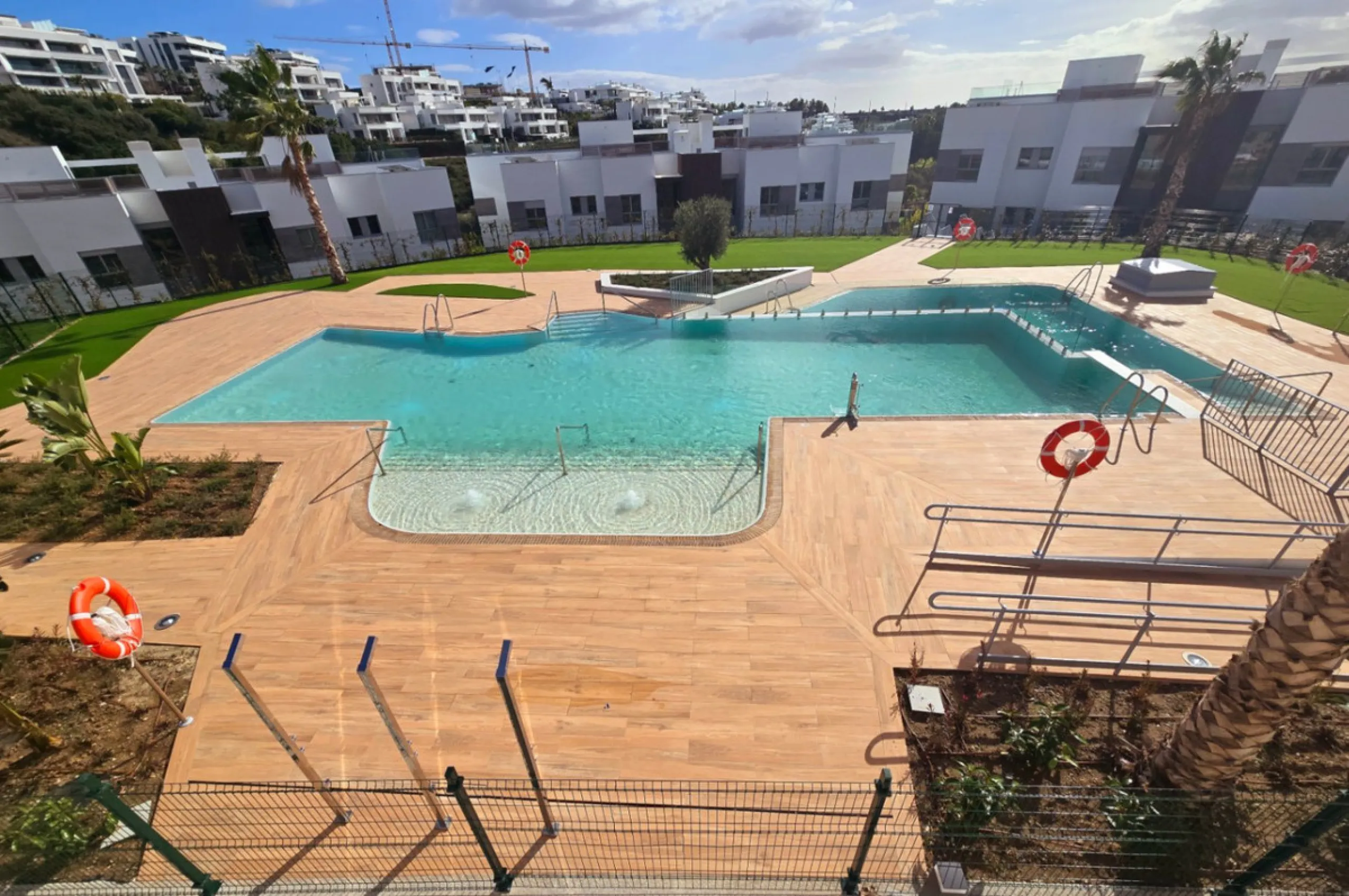Luxury apartment located in the prestigious residential complex Santa Clara Homes, one of the most sought-after developments in Marbella. This exclusive duplex with private garden offers a unique combination of contemporary design, generous indoor and out
