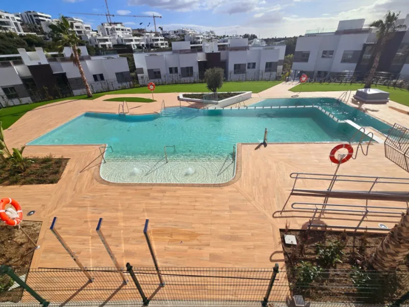 Luxury apartment located in the prestigious residential complex Santa Clara Homes, one of the most sought-after developments in Marbella. This exclusive duplex with private garden offers a unique combination of contemporary design, generous indoor and out