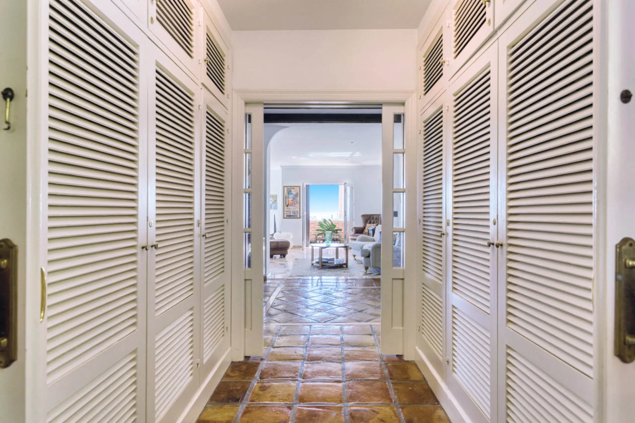 Welcome to this lovely, large villa in Torremuelle. The villa is located on a small hill with amazing views over the coastline and mountains of Benalmadena Costa. The location is just perfect, close to the sea and with excellent communication. You can rea