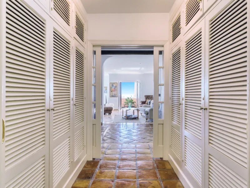 Welcome to this lovely, large villa in Torremuelle. The villa is located on a small hill with amazing views over the coastline and mountains of Benalmadena Costa. The location is just perfect, close to the sea and with excellent communication. You can rea