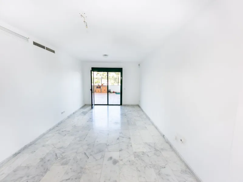 Your Private Oasis in Torreblanca! Ground Floor with Garden, Pool & Gym