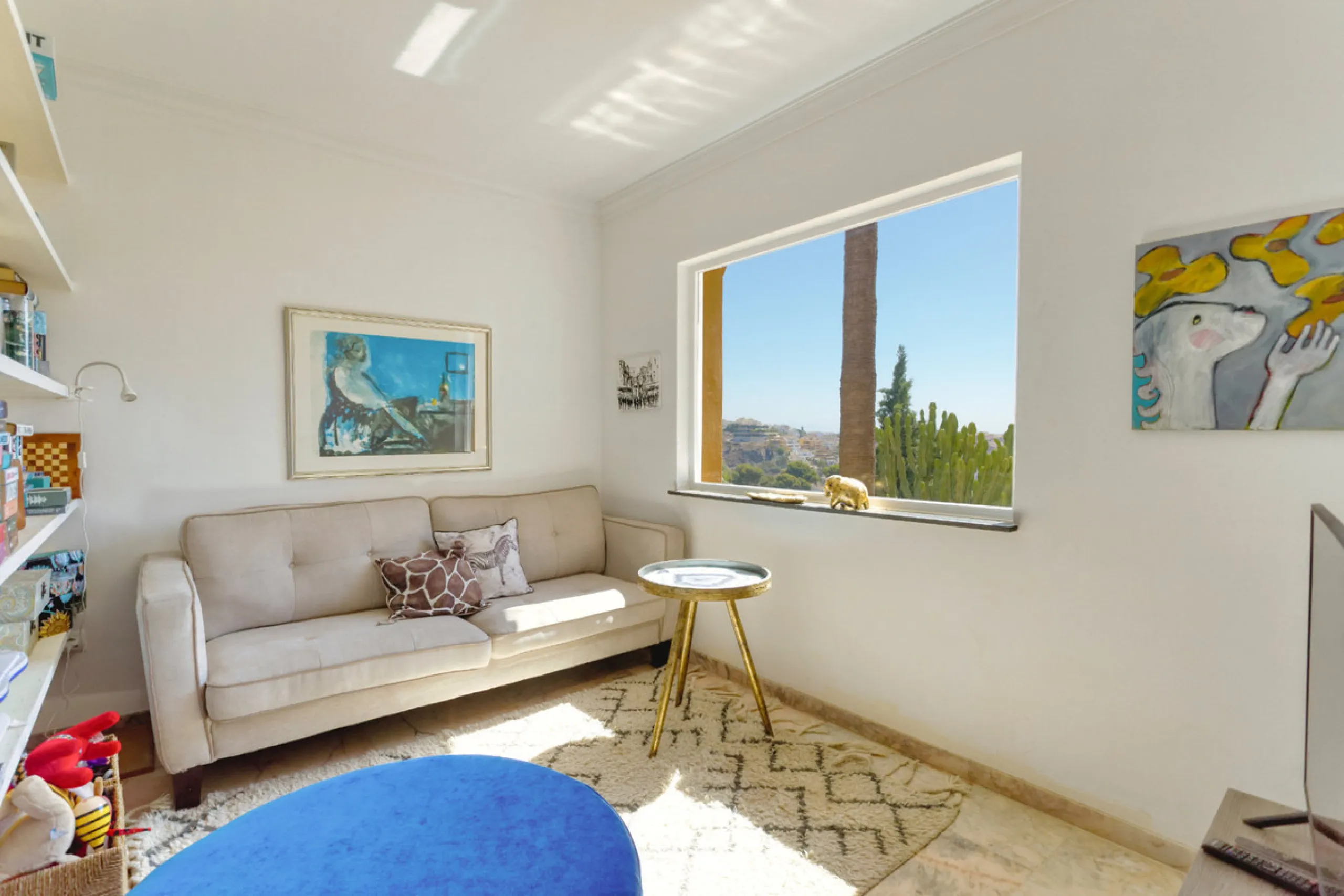 Welcome to this lovely, large villa in Torremuelle. The villa is located on a small hill with amazing views over the coastline and mountains of Benalmadena Costa. The location is just perfect, close to the sea and with excellent communication. You can rea
