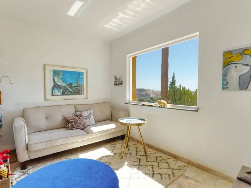 Welcome to this lovely, large villa in Torremuelle. The villa is located on a small hill with amazing views over the coastline and mountains of Benalmadena Costa. The location is just perfect, close to the sea and with excellent communication. You can rea