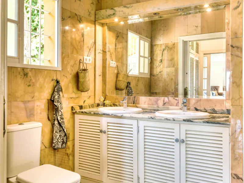 Welcome to this lovely, large villa in Torremuelle. The villa is located on a small hill with amazing views over the coastline and mountains of Benalmadena Costa. The location is just perfect, close to the sea and with excellent communication. You can rea