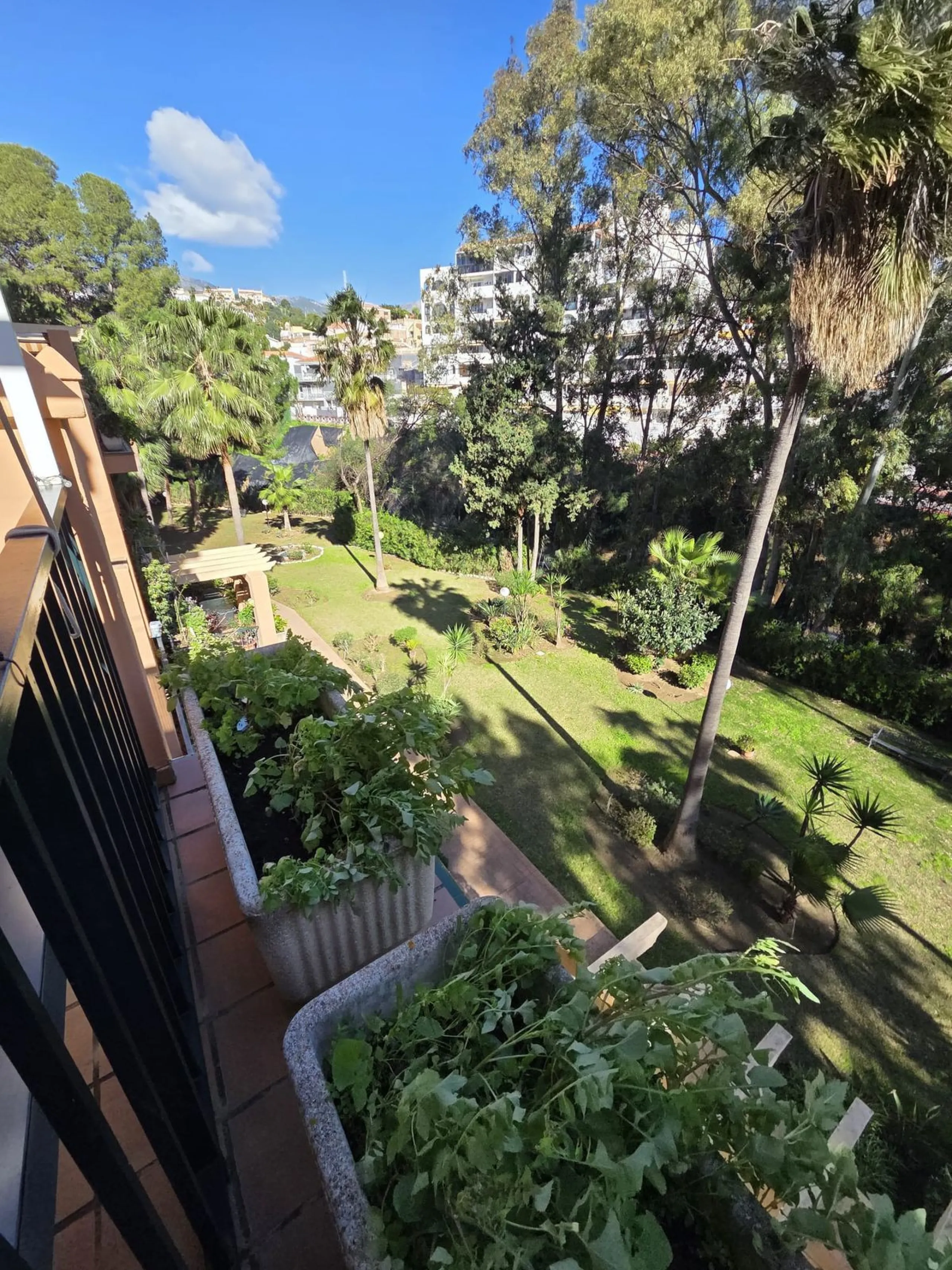 Excellent apartment just steps from the beach, fourth floor with a 36 m2 terrace overlooking the community gardens. Completely renovated, it currently has 3 bedrooms with wardrobes, 2 bathrooms, and a living-dining room with wooden floors and air conditio