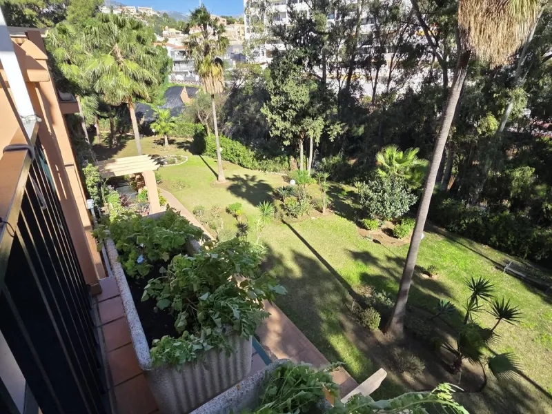 Excellent apartment just steps from the beach, fourth floor with a 36 m2 terrace overlooking the community gardens. Completely renovated, it currently has 3 bedrooms with wardrobes, 2 bathrooms, and a living-dining room with wooden floors and air conditio