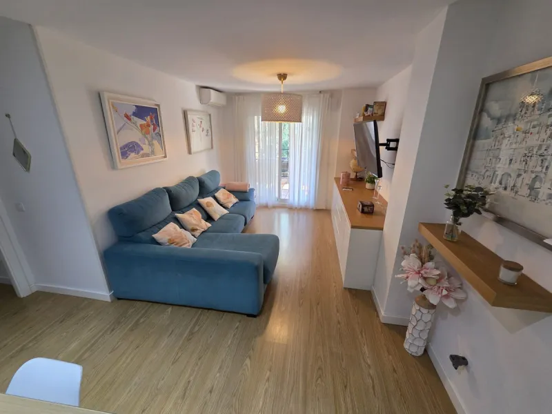Excellent apartment just steps from the beach, fourth floor with a 36 m2 terrace overlooking the community gardens. Completely renovated, it currently has 3 bedrooms with wardrobes, 2 bathrooms, and a living-dining room with wooden floors and air conditio