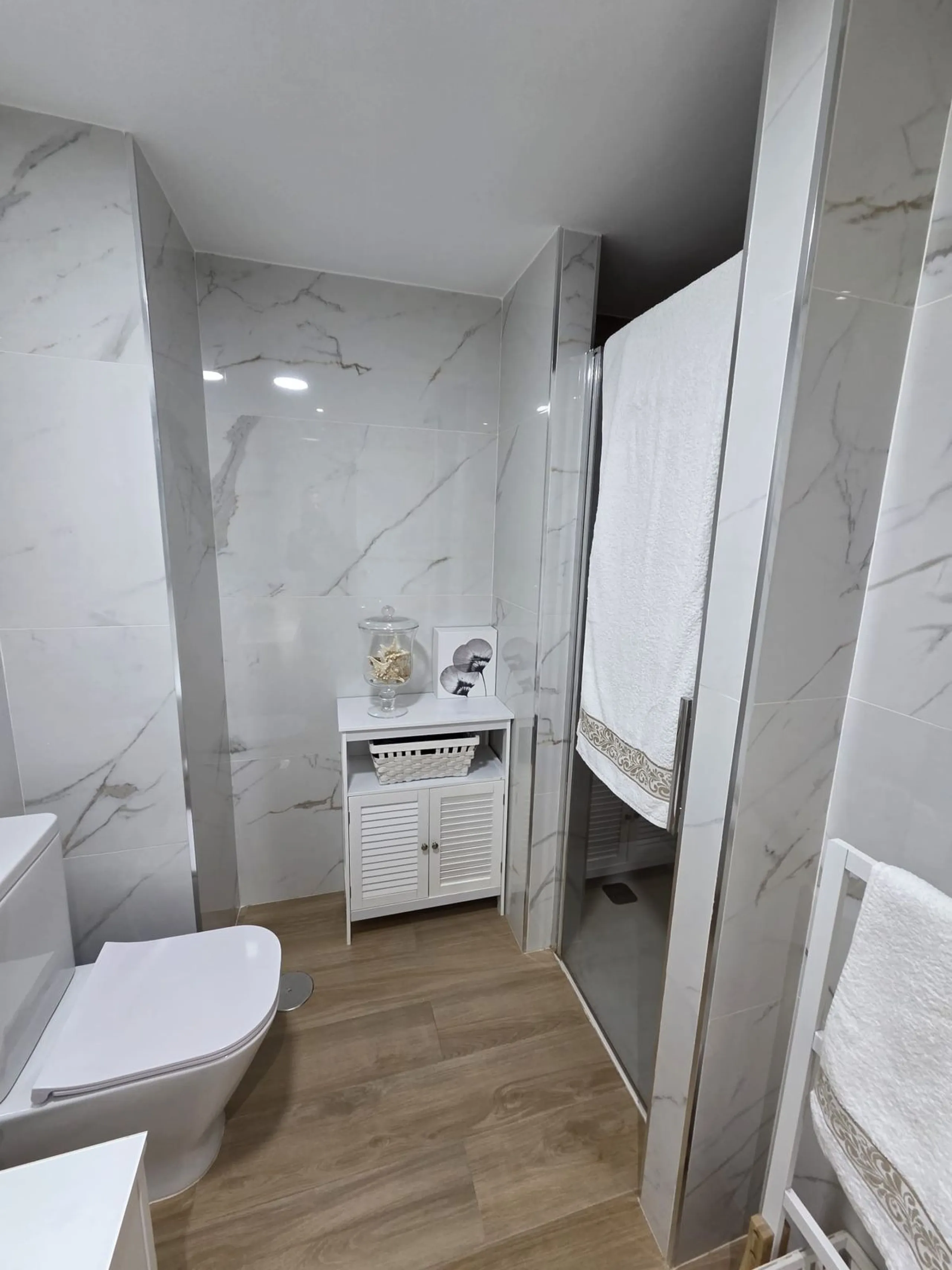 Excellent apartment just steps from the beach, fourth floor with a 36 m2 terrace overlooking the community gardens. Completely renovated, it currently has 3 bedrooms with wardrobes, 2 bathrooms, and a living-dining room with wooden floors and air conditio