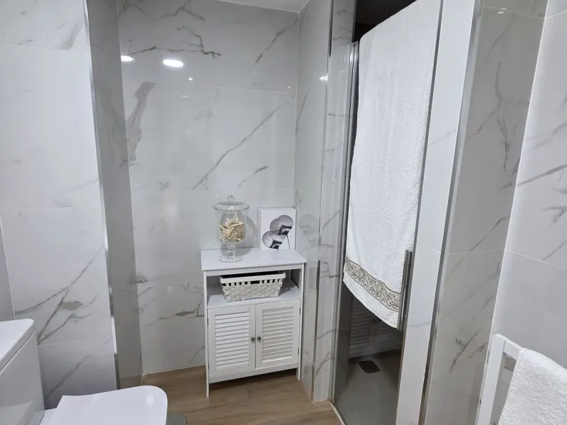 Excellent apartment just steps from the beach, fourth floor with a 36 m2 terrace overlooking the community gardens. Completely renovated, it currently has 3 bedrooms with wardrobes, 2 bathrooms, and a living-dining room with wooden floors and air conditio