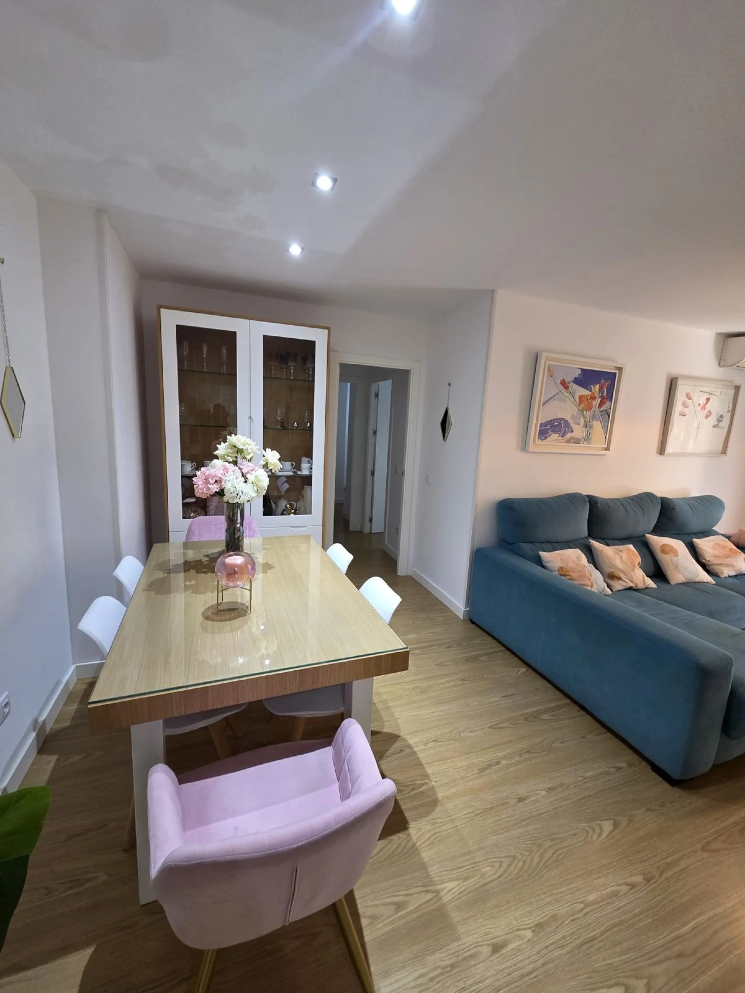 Excellent apartment just steps from the beach, fourth floor with a 36 m2 terrace overlooking the community gardens. Completely renovated, it currently has 3 bedrooms with wardrobes, 2 bathrooms, and a living-dining room with wooden floors and air conditio