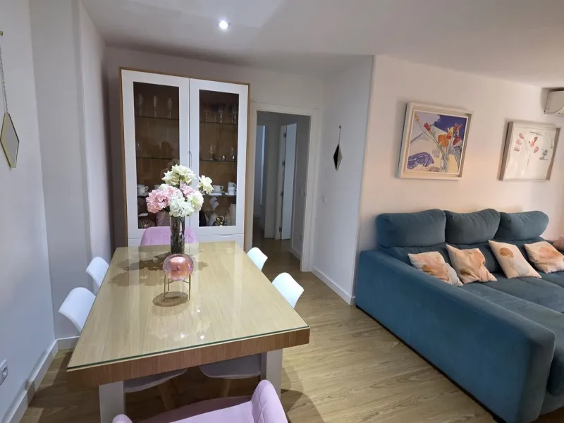 Excellent apartment just steps from the beach, fourth floor with a 36 m2 terrace overlooking the community gardens. Completely renovated, it currently has 3 bedrooms with wardrobes, 2 bathrooms, and a living-dining room with wooden floors and air conditio