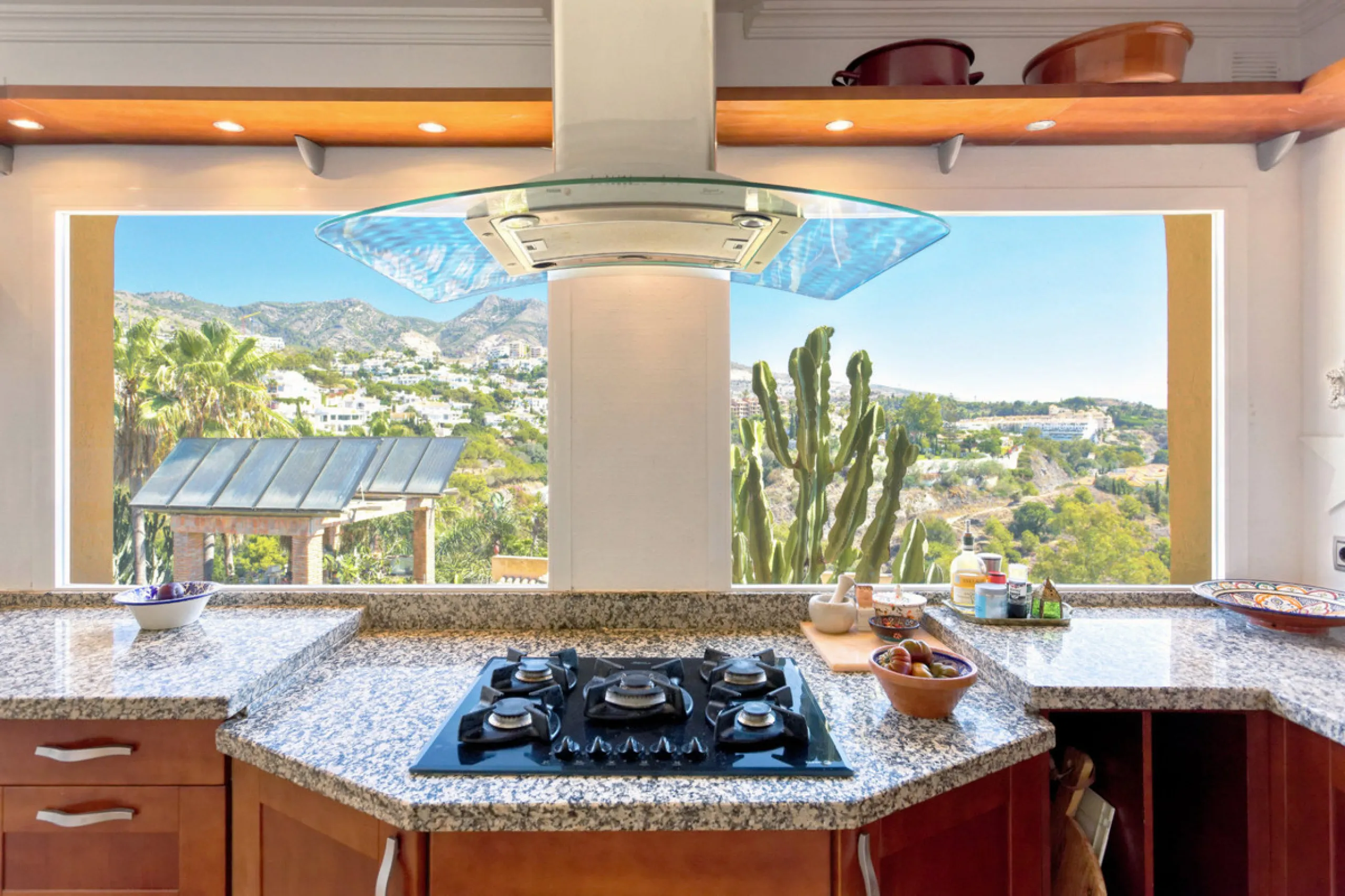 Welcome to this lovely, large villa in Torremuelle. The villa is located on a small hill with amazing views over the coastline and mountains of Benalmadena Costa. The location is just perfect, close to the sea and with excellent communication. You can rea