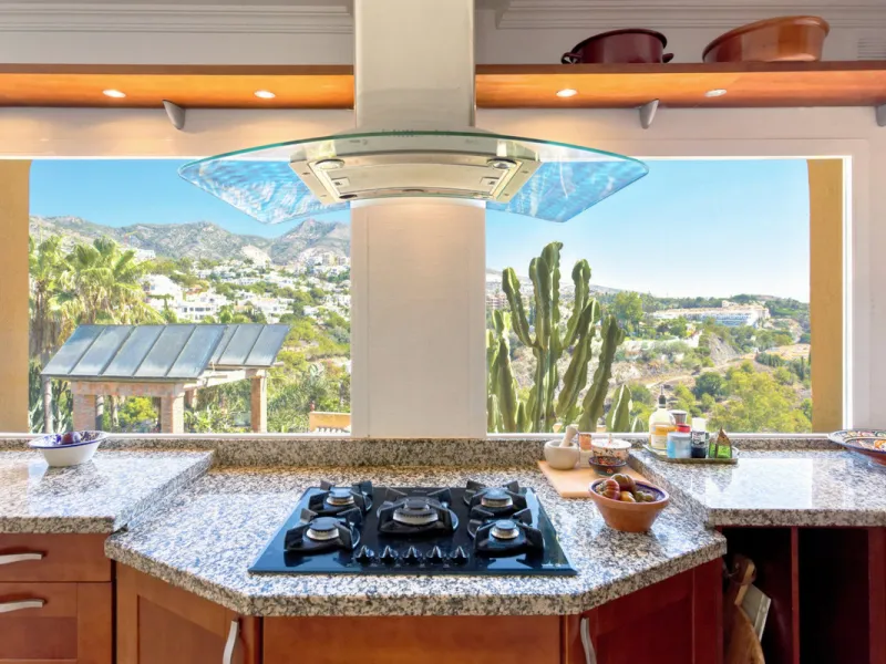 Welcome to this lovely, large villa in Torremuelle. The villa is located on a small hill with amazing views over the coastline and mountains of Benalmadena Costa. The location is just perfect, close to the sea and with excellent communication. You can rea